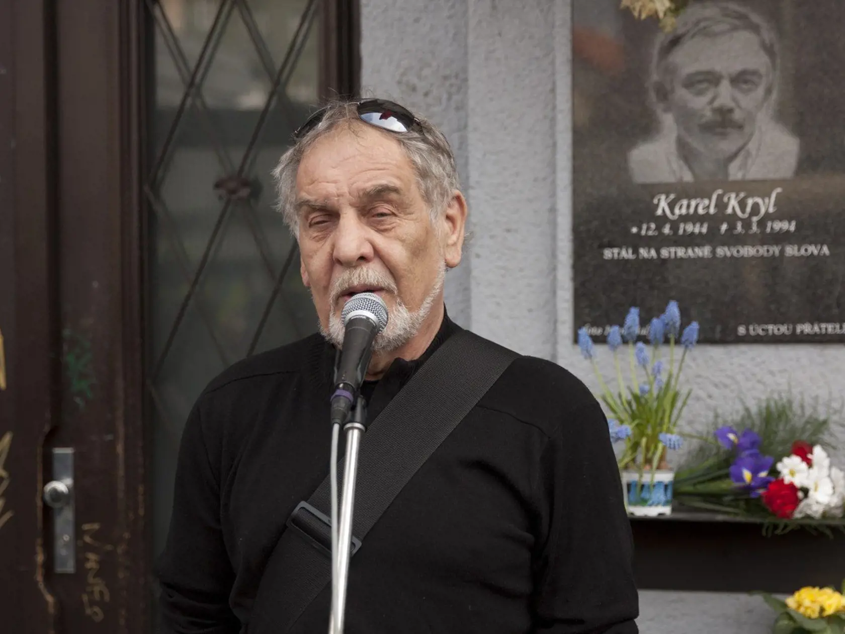 Wabi zahral a zaspieval aj pred pamätnou tabuľou rebela Karla Kryla.
