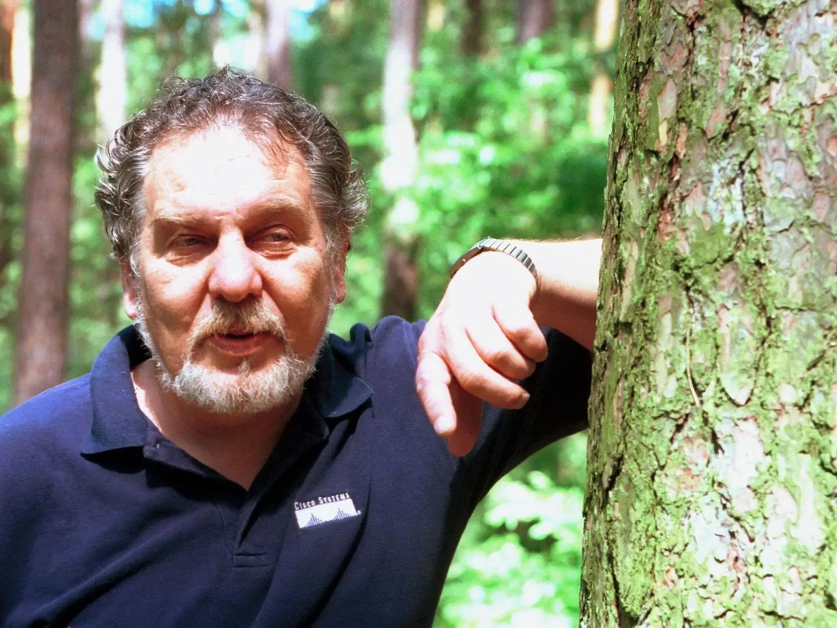 Dvojportrét: Aj stromy počúvajú hudbu.
