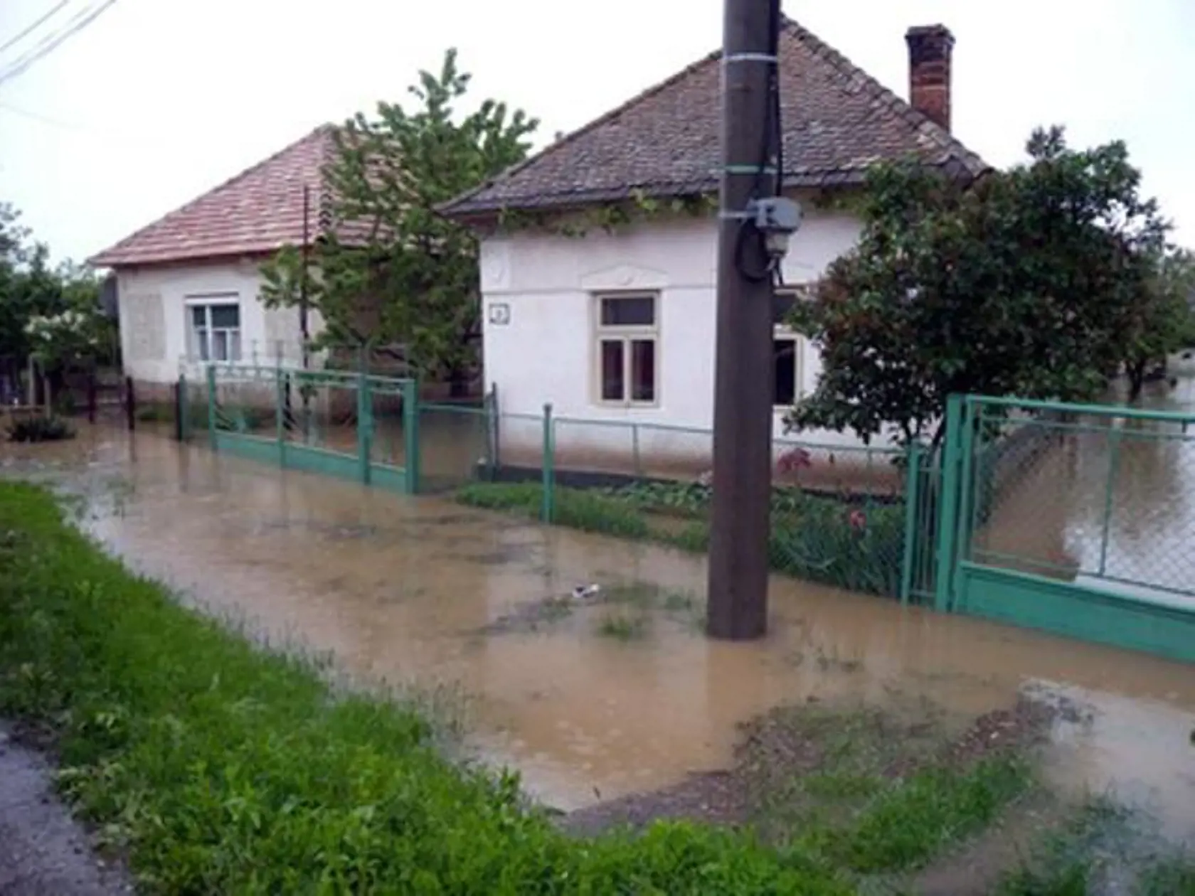 Vodu z pivníc domov zatiaľ neodčerpávajú, lebo pri neustálom daždi stále stúpa.