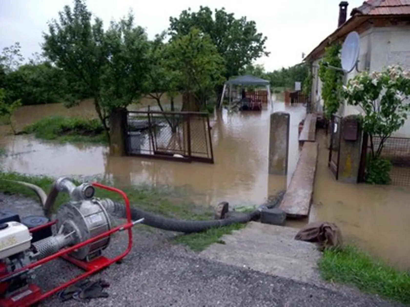 V obci Cakov v okrese Rimavská e zaplavilo 20 rodinných domov.