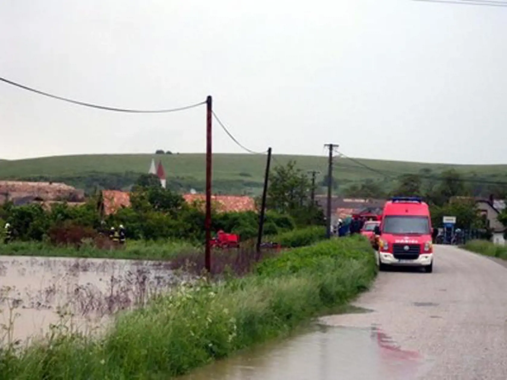 Pretrvávajúce dažde spôsobili vyliatie niekoľkých riečok v obci Cakov.