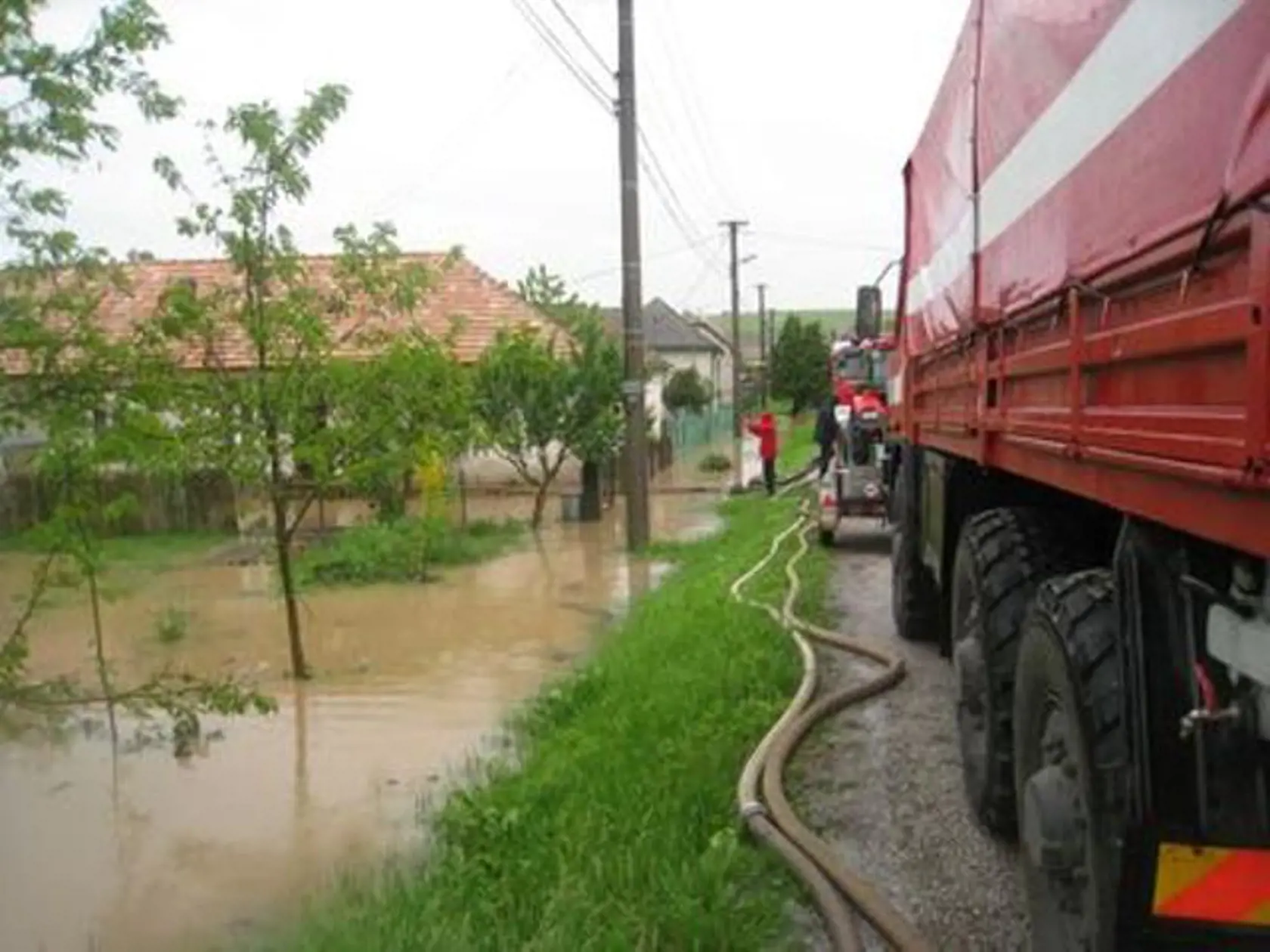 V obciach Cakov, Rimavská Seč a Hostice v okrese Rimavská Sobota už voda zatopila pivnice domov.