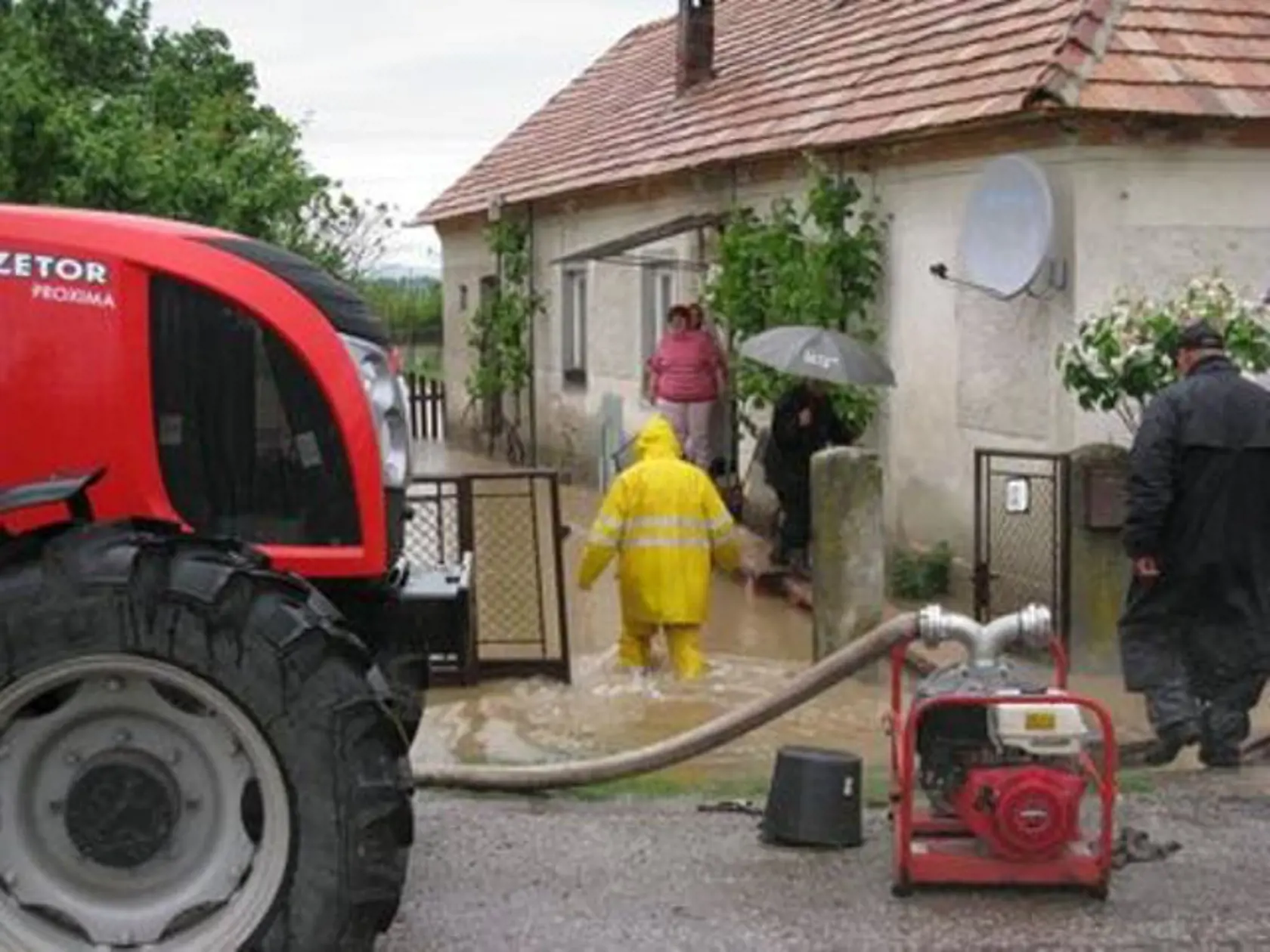 Hasiči z Rimavskej Soboty a okolitých okresov pomáhajú zvyšovať a spevňovať brehy vodných tokov v obciach Cakov, Rimavská Seč a Hostice v okrese Rimavská Sobota.