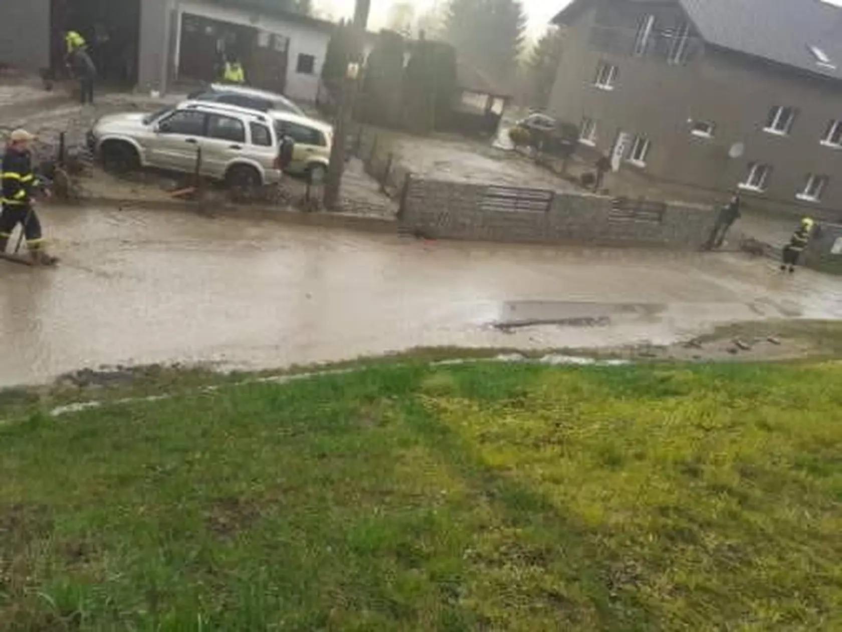 Oravou sa v utorok popoludní prehnala intenzívna búrka, ktorej následky v obci Babín v okrese Námestovo pomáhajú odstraňovať aj hasiči.