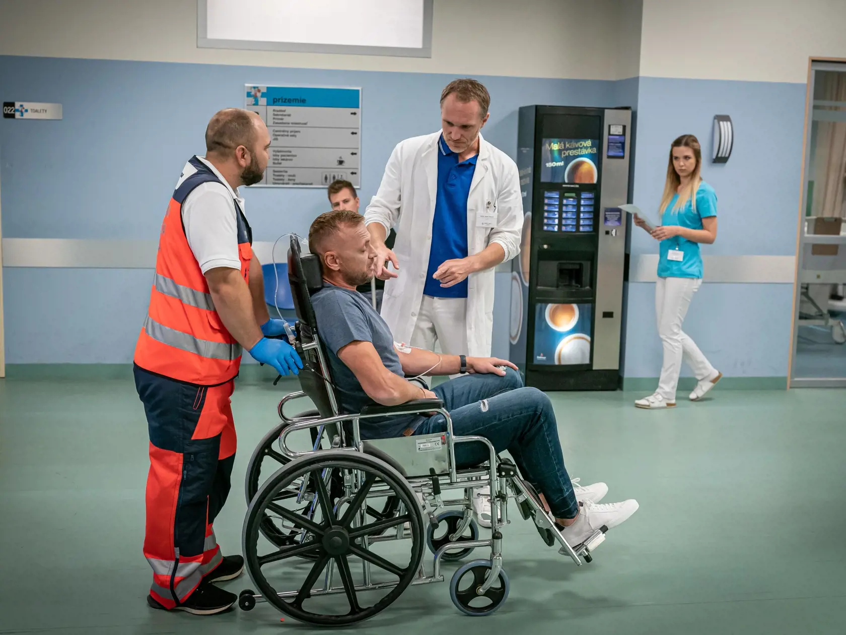 Zábery z nakrúcania seriálu Nemocnice, kde hviezdil Gáborík.