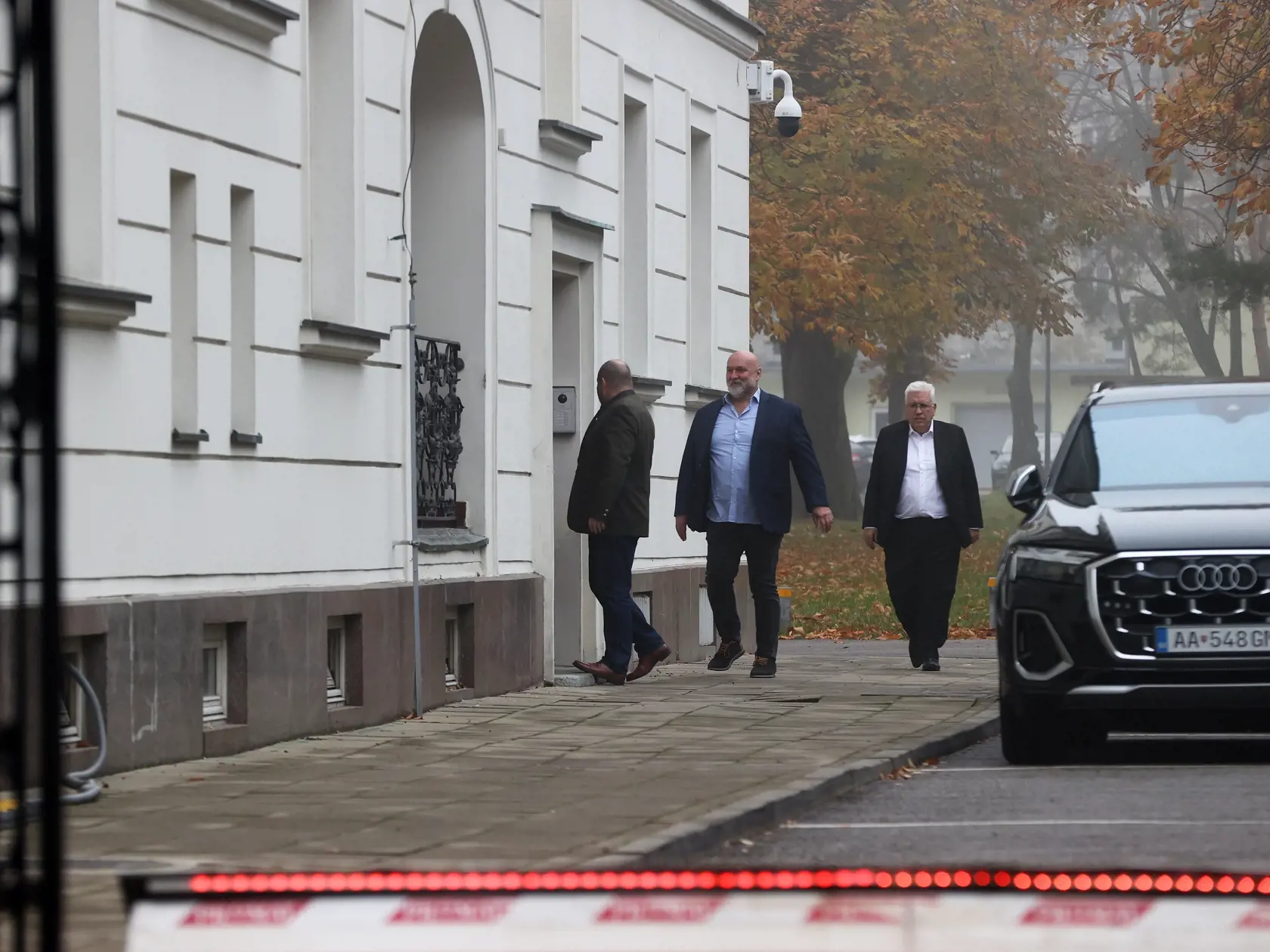 Na snímke je predseda Národnej koalície Rudolf Huliak s poslancami Ivanom Ševčíkom a Pavlom Ľuptákom na ceste na  Úrad vlády.