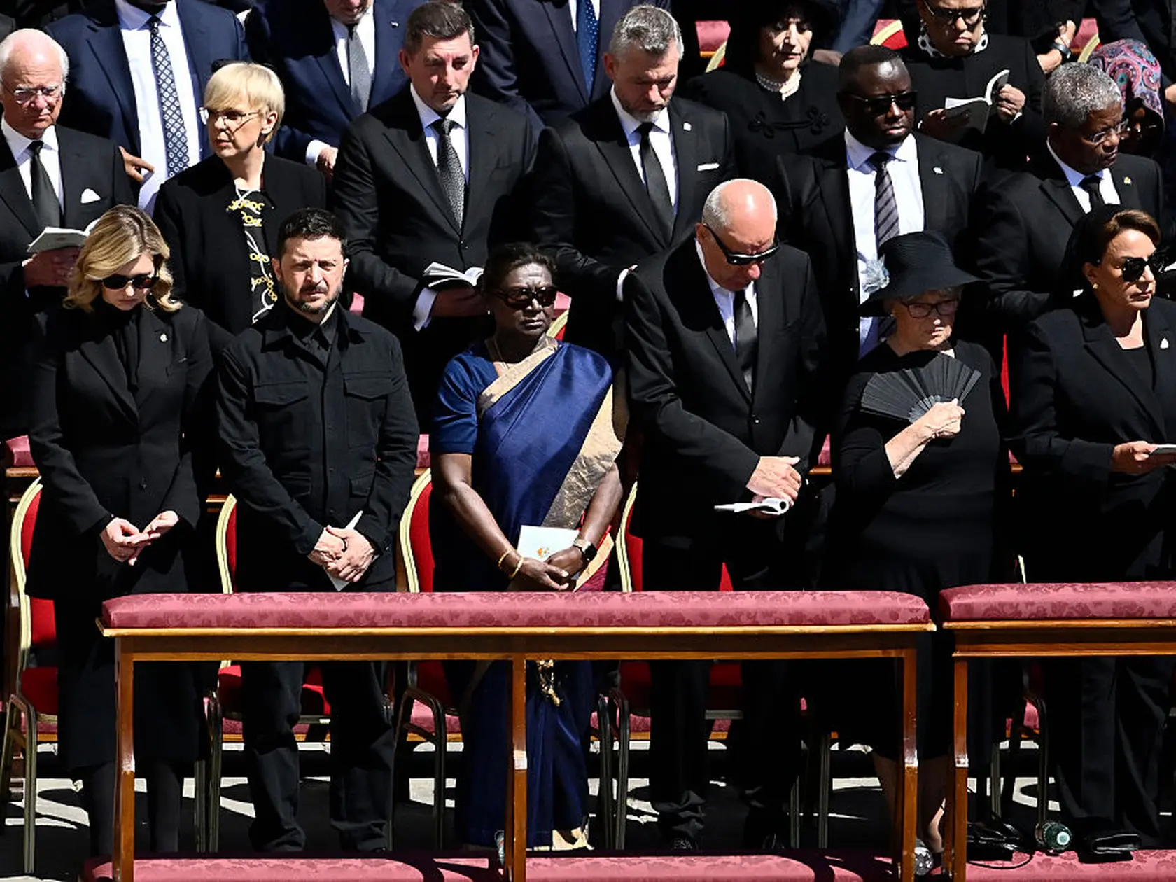 Pohreb pápeža Františka: Smútiaci štátnici. V prvom rade ukrajinský prezident Volodymyr Zelenskyj s manželkou, v druhom rade, slovenský prezident Peter Pellegrini.