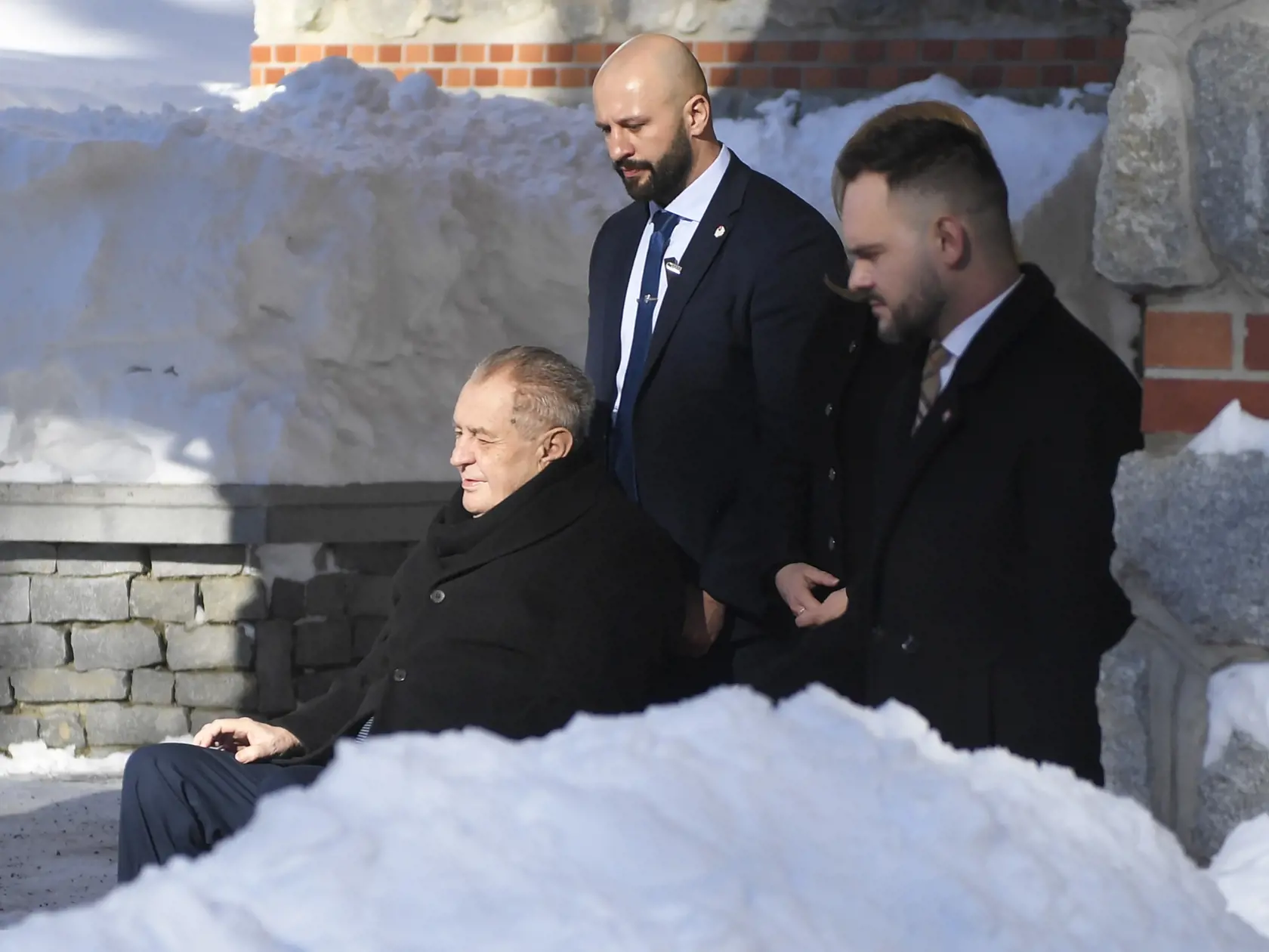 Na snímke český prezident Miloš Zeman (vľavo), ktorého privítala slovenská prezidentka Zuzana Čaputová (nie je na snímke) v rámci jeho rozlúčkovej návštevy na Slovensku na nádvorí Grand Hotela Kempinski na Štrbskom Plese vo Vysokých Tatrách v utorok 7. februára 2023.