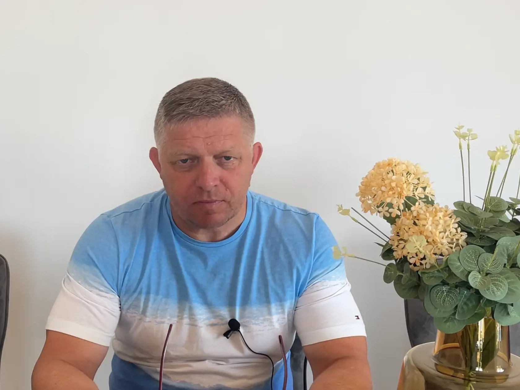 Líder Smeru-SD Robert Fico zaujal opáleným vzhľadom. 