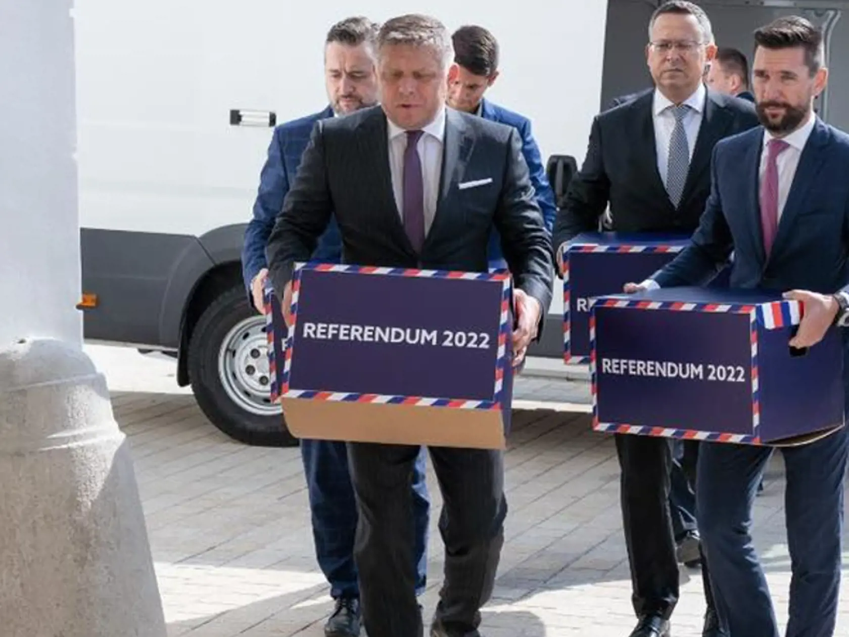 Predstavitelia opozičného Smeru-SD a členovia petičného výboru odovzdali v Prezidentskom paláci 406.039 podpisov za vyhlásenie referenda o páde vlády a zmene Ústavy SR. Opozícia by chcela cez referendum dosiahnuť predčasné voľby.