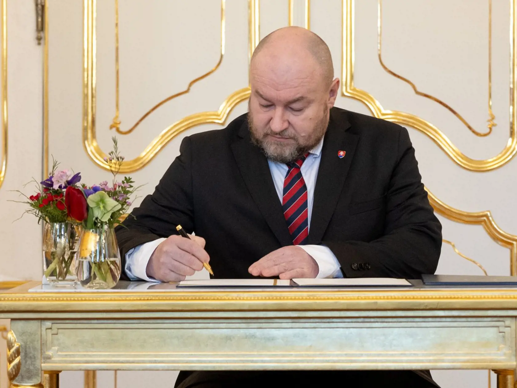 Huliak sa stal oficiálne ministrom cestovného ruchu a športu.
