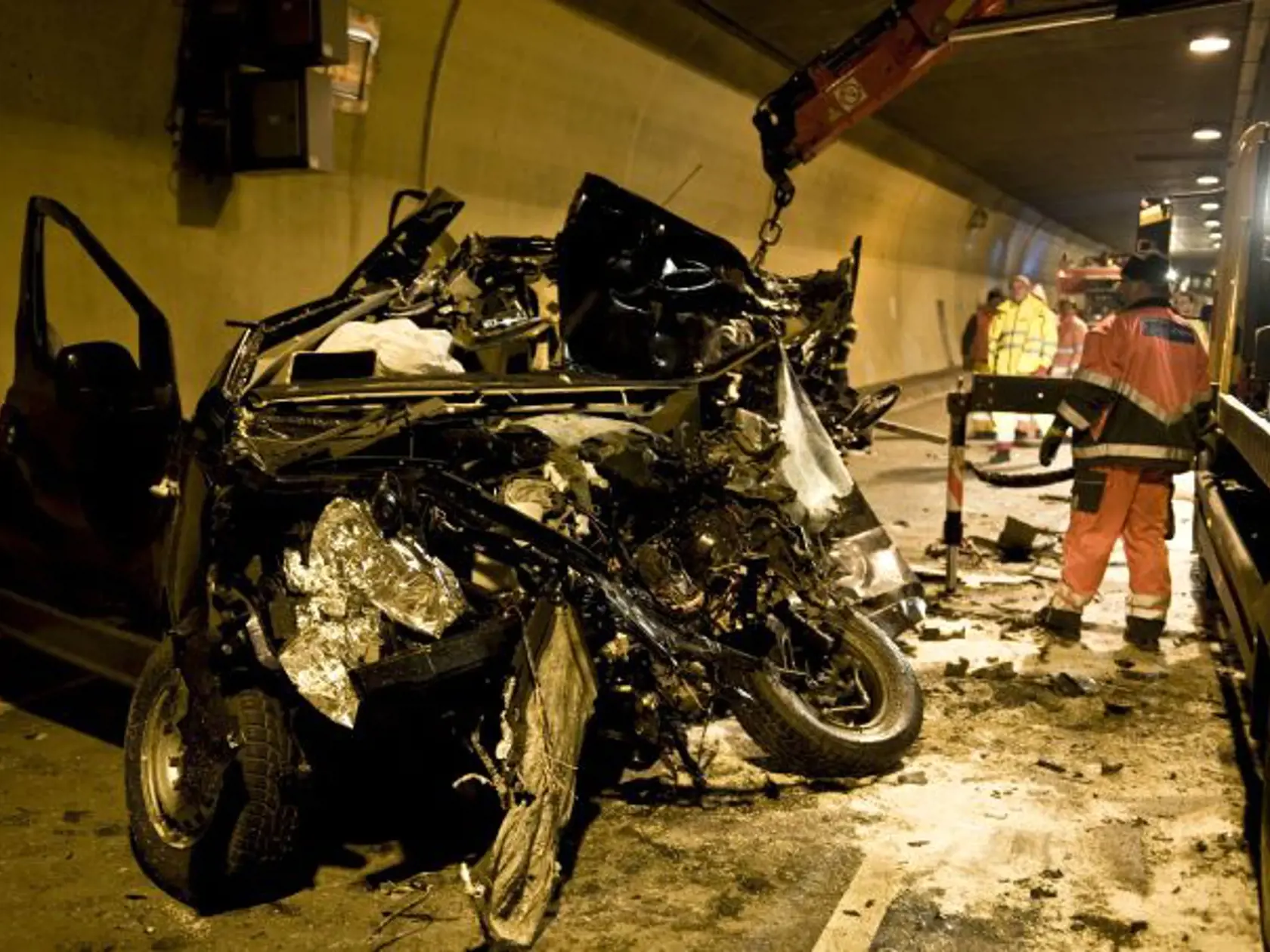 Snímka z dopravnej nehody ktorá sa stala 15. novembra 2009 v tuneli Branisko. Pri nehode sa zrazilo osobné auto s linkovým autobusom. FOTO TASR - Lukáš Furcoò