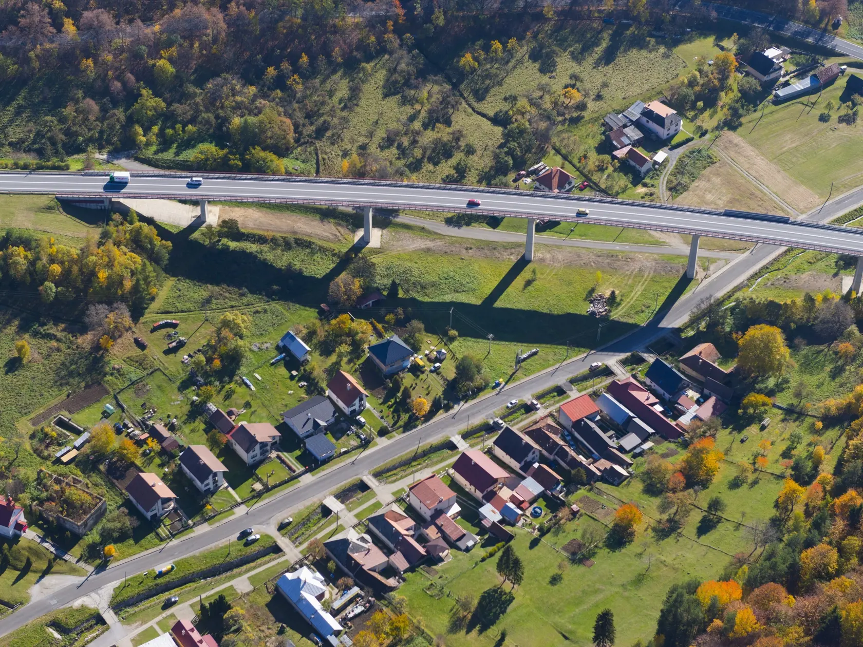 Na leteckej snímke z 20. októbra 2022 diaľničný most nad obcou Korytné pri západnom portáli Tunela Branisko na diaľnici D1 v obci Korytné. FOTO TASR – Milan Kapusta
