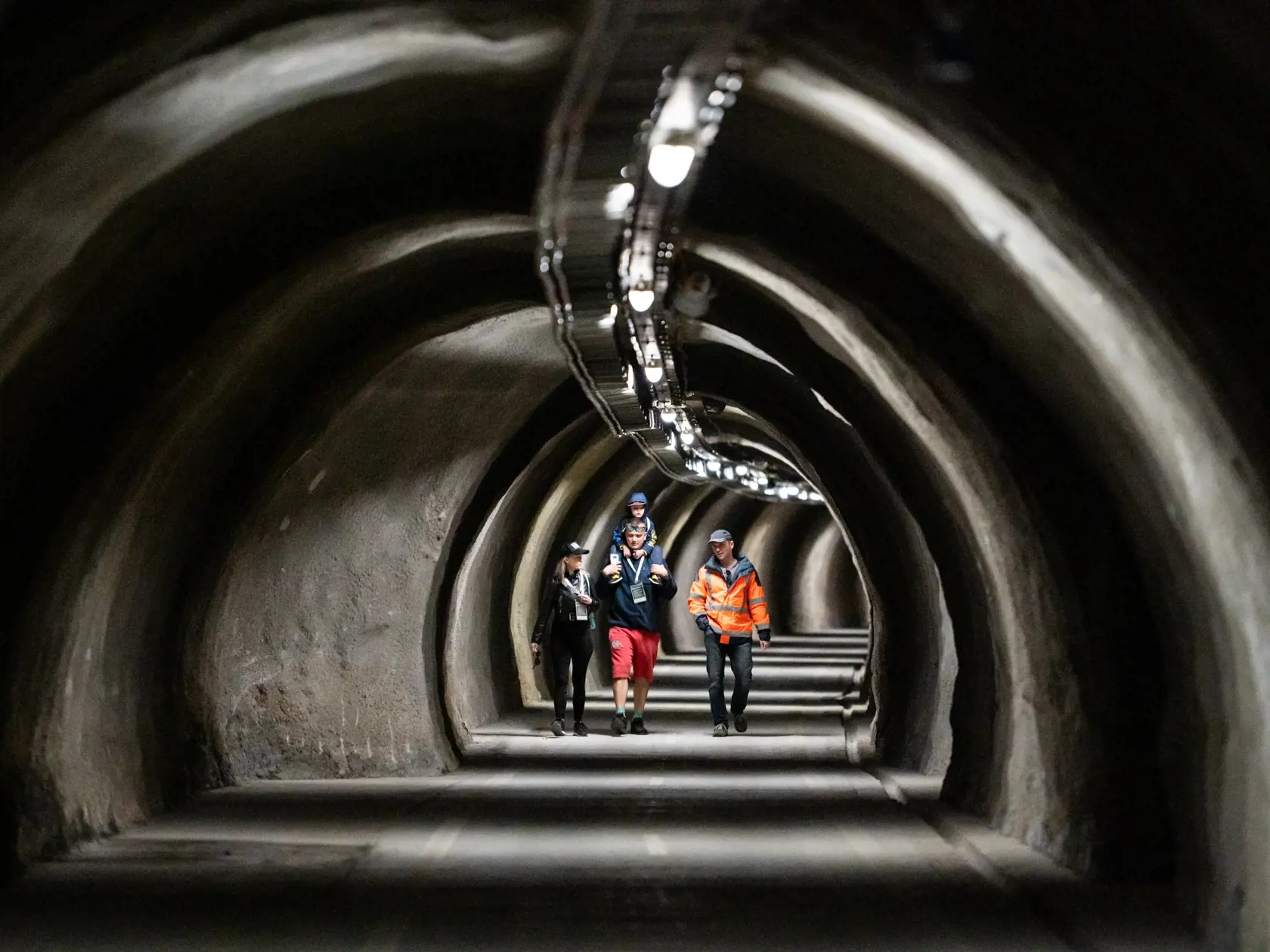 Na snímke návštevníci v únikovom portáli tunela Branisko počas Dňa otvoreného tunela Branisko pri obci Beharovce, okres Levoča v nedeľu 7. mája 2023. Tunel Branisko sa nachádza medzi obcami Beharovce a Fričovce na rozhraní Levočského a Prešovského okresu. FOTO TASR - Veronika Mihaliková