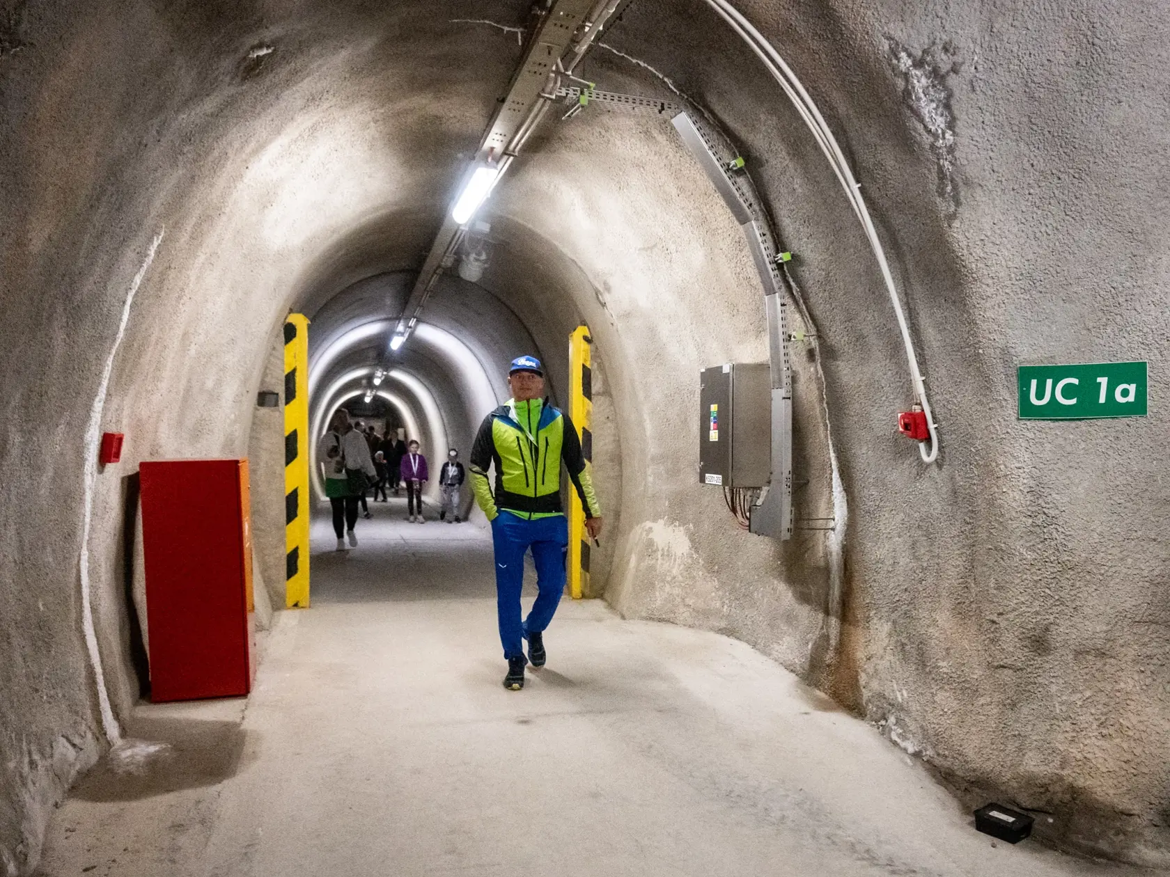 Na snímke návštevníci v chodbe oddeľujúcej tunel od únikovej chodby počas Dňa otvoreného tunela Branisko pri obci Beharovce, okres Levoča v nedeľu 7. mája 2023. Tunel Branisko sa nachádza medzi obcami Beharovce a Fričovce na rozhraní Levočského a Prešovského okresu. FOTO TASR - Veronika Mihaliková