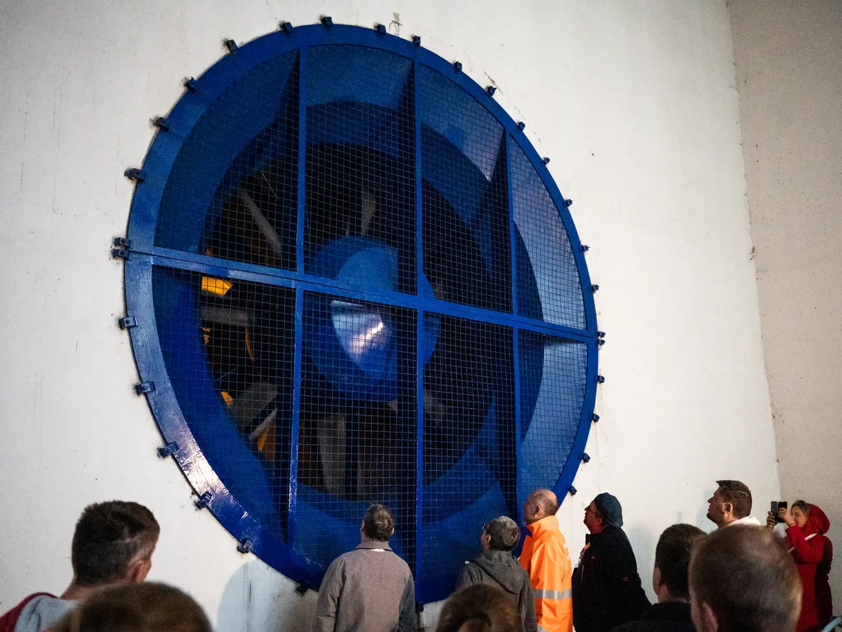 Na snímke návštevníci pri vetracej turbíne počas Dňa otvoreného tunela Branisko pri obci Beharovce, okres Levoča v nedeľu 7. mája 2023. Tunel Branisko sa nachádza medzi obcami Beharovce a Fričovce na rozhraní Levočského a Prešovského okresu. FOTO TASR - Veronika Mihaliková