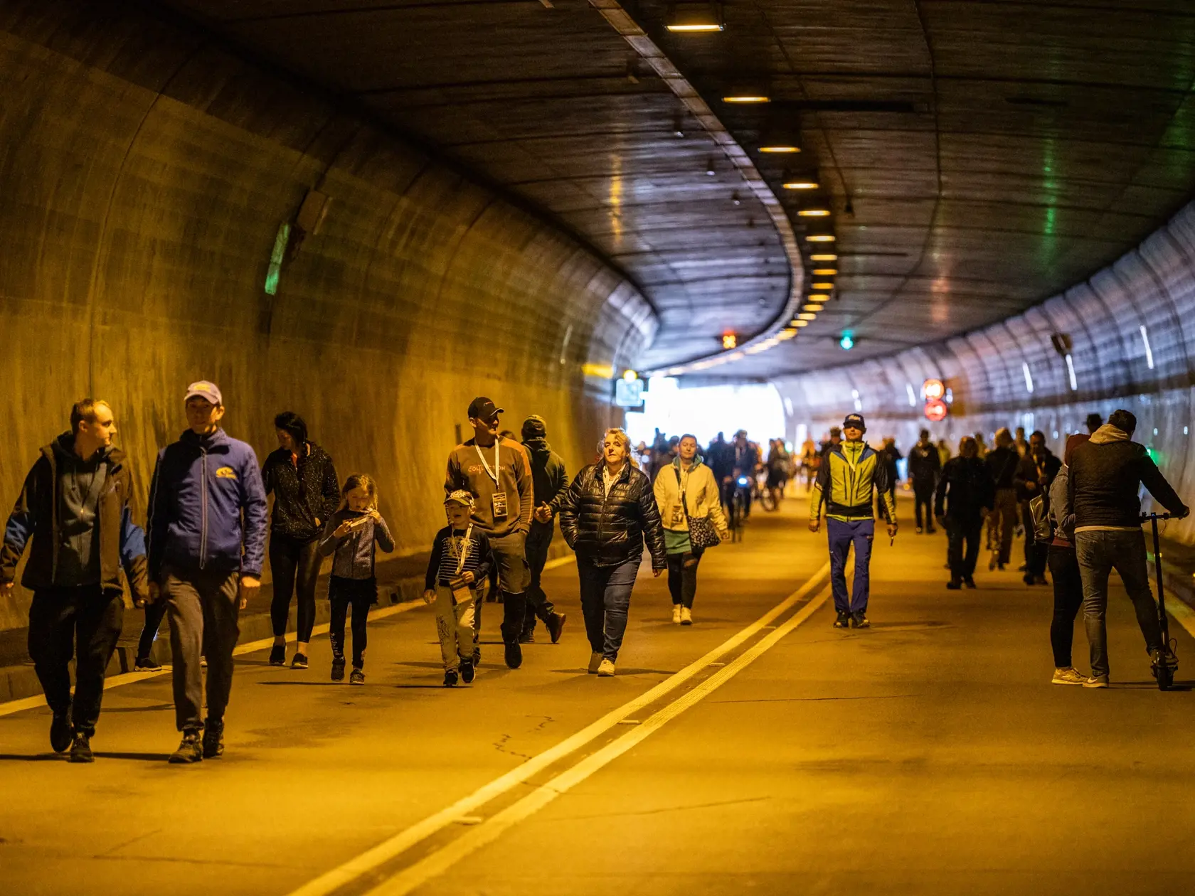 Na snímke návštevníci počas Dňa otvoreného tunela Branisko pri obci Beharovce, okres Levoča v nedeľu 7. mája 2023. Tunel Branisko sa nachádza medzi obcami Beharovce a Fričovce na rozhraní Levočského a Prešovského okresu. FOTO TASR - Veronika Mihaliková