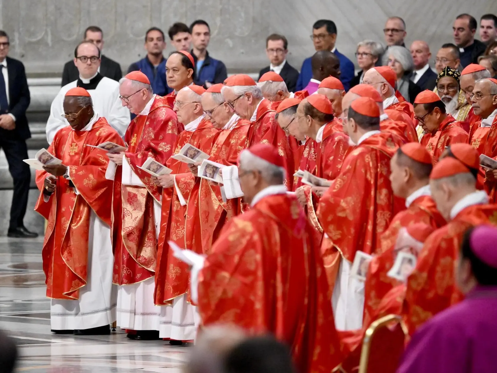 Kardináli počas svätej omše za voľbu pápeža (Pro eligendo Romano Pontifice) v Bazilike sv. Petra.