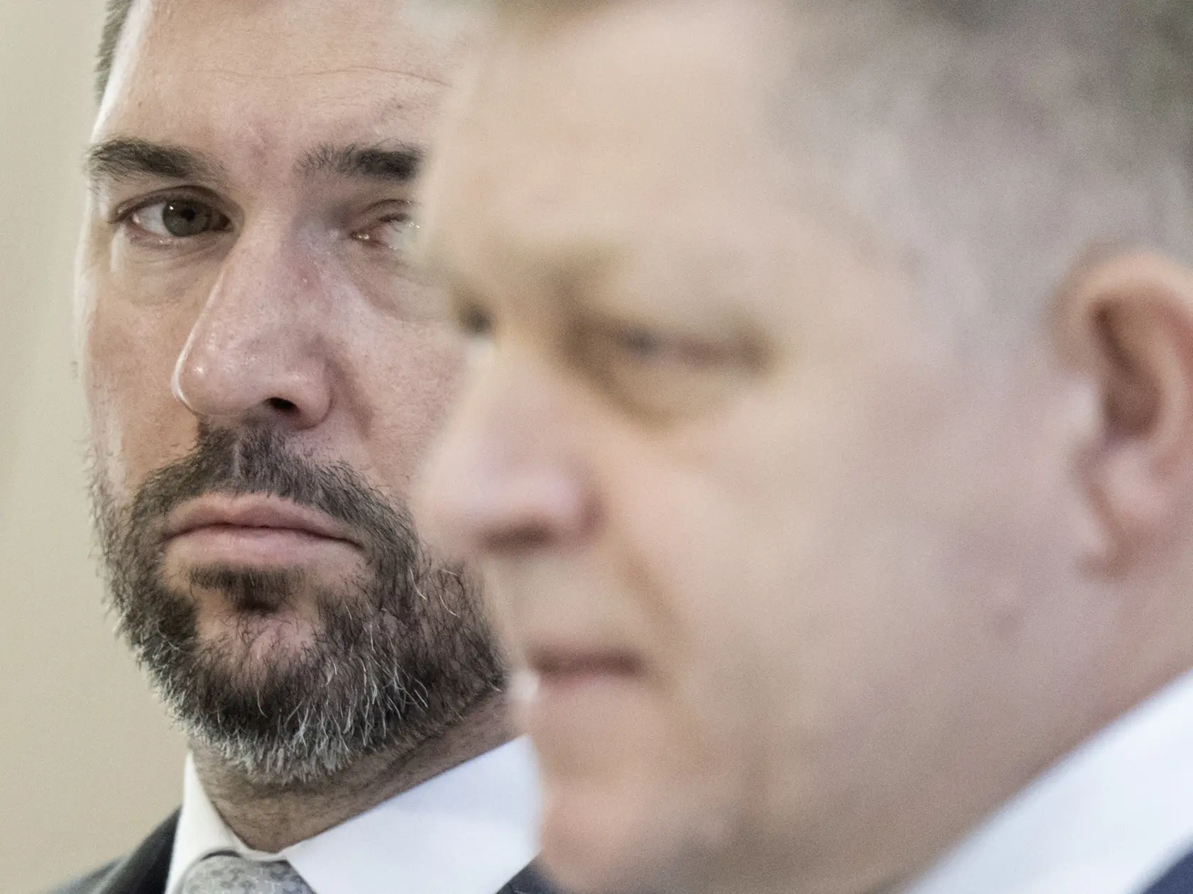 Na snímke sprava predseda vlády SR Robert Fico a minister pôdohospodárstva a rozvoja vidieka SR Richard Takáč (obaja Smer-SD) počas tlačovej konferencie po mimoriadnej 84. schôdzi vlády SR 31. marca 2025 v Bratislave.