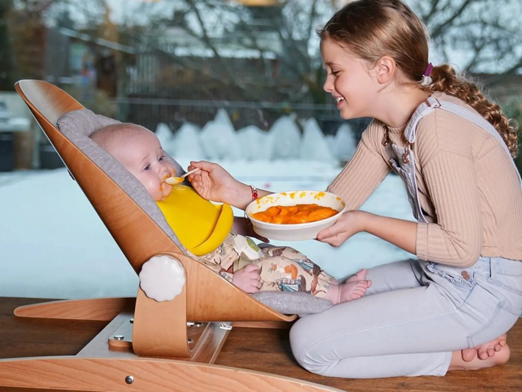 Staršia sestrička Zoe je mamina veľká pomocníčka