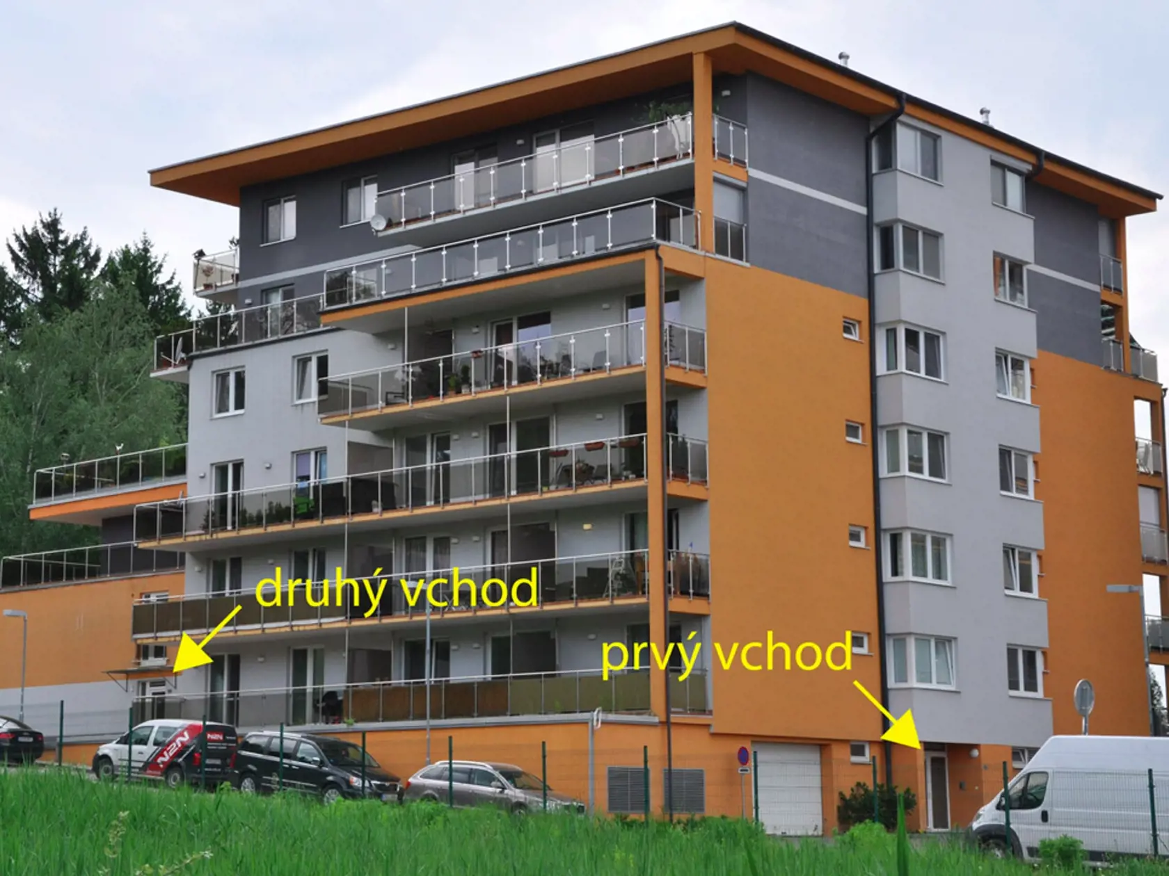 Do bytového domu sú dva samostatné vchody, údajne iba jeden sníma kamera.