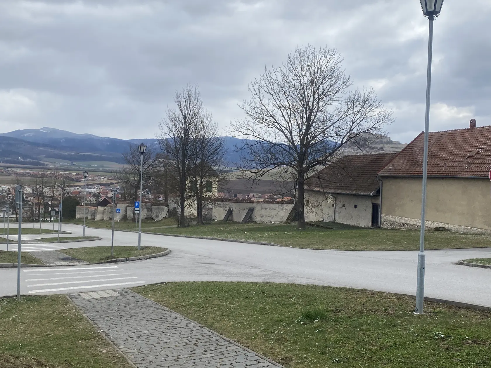 Budúci vstup do cirkevného mestečka Spišská Kapitula od parkoviska cez biskupskú záhradu. 