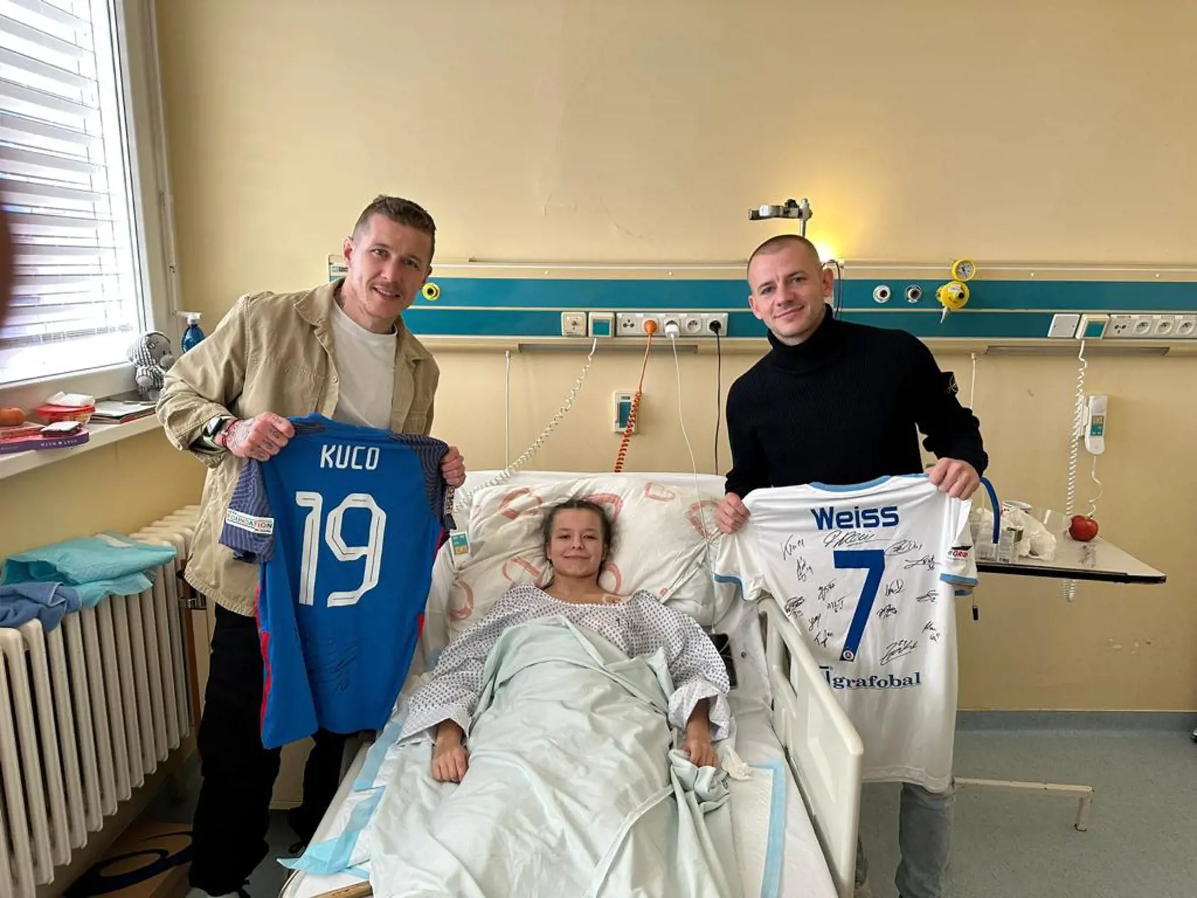 Postrelenú kadetku policajnej akadémie a mladú futbalistku prišli do nemocnice navštíviť hviezdy futbalového Slovana Bratislava Juraj Kucka a Vladimír Weiss ml.