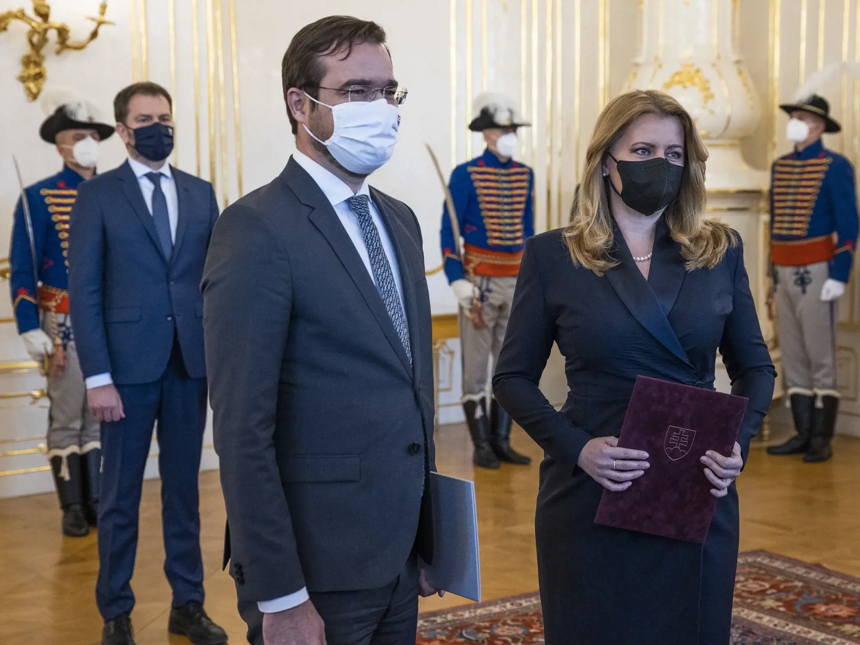Na snímke zľava minister zdravotníctva SR Marek Krajčí (OĽaNO) podáva demisiu prezidentke SR Zuzane Čaputovej(vpravo), v pozadí vľavo predseda vlády SR Igor Matovič (OĽaNO) v Prezidenstom paláci v Bratislave 12. marca 2021. FOTO TASR - Jaroslav Novák