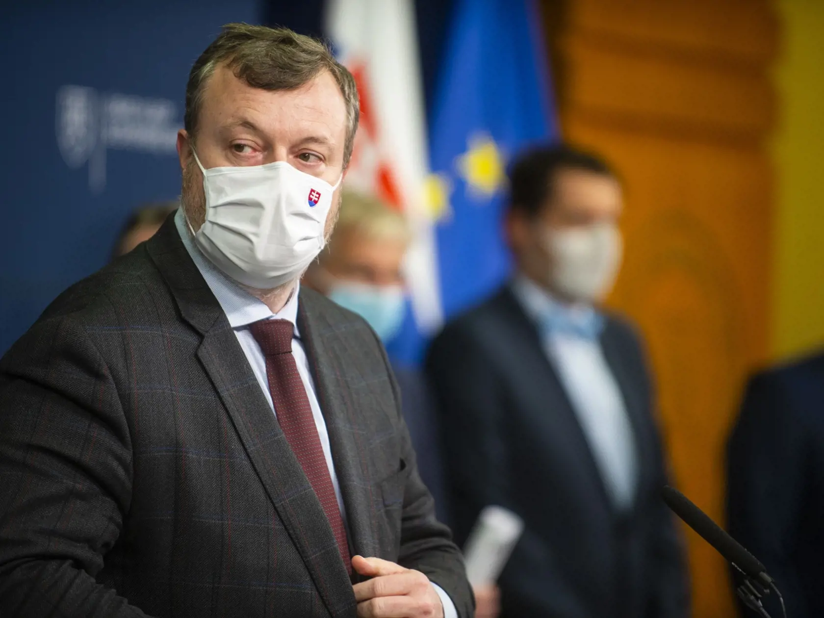 Minister Milan Krajniak (Sme rodina) náhle oznámil, že sa vzdáva funkcie.