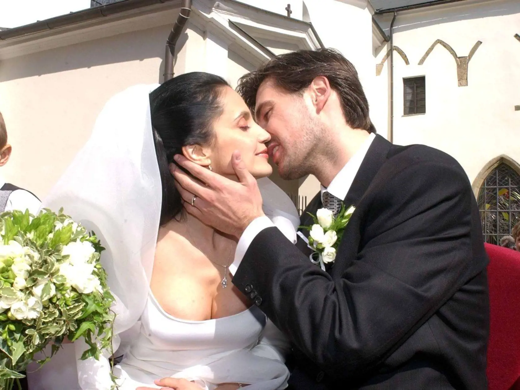 A druhý mladomanželský bozk. Prvý určite dostala pred oltárom.
