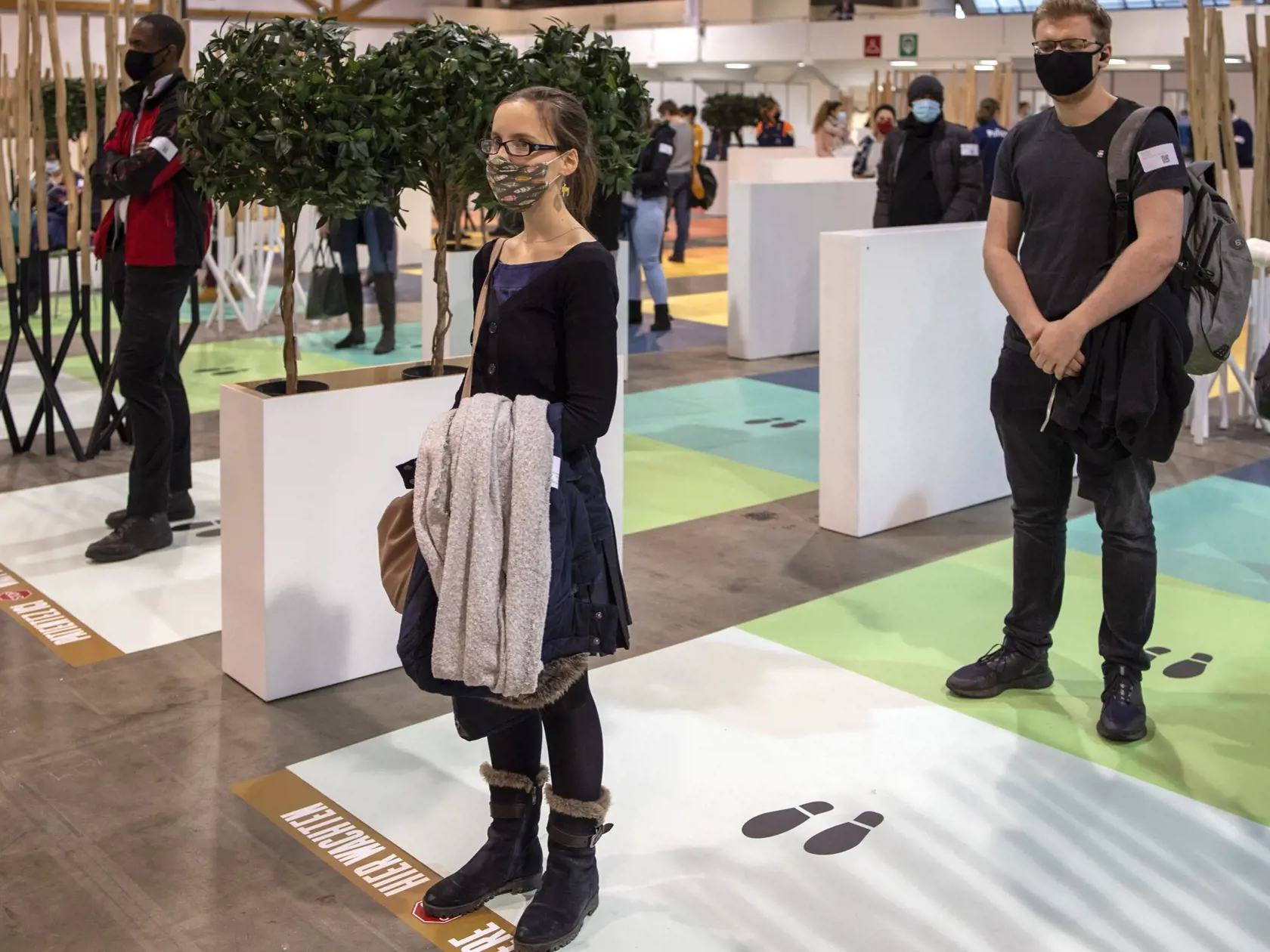 JB 33 Brusel - Policajti a ďalší sedia v čakacej zóne počas očkovania proti ochoreniu COVID-19 vakcínou od spoločnosti AstraZeneca vo vakcinačnom centre v priestoroch výstaviska Expo center v Bruseli 4. marca 2021. Bruselské Expo je jedným z najväčších vakcinačných centier v Belgicku. FOTO TASR/AP

Police officers and wait in a line to receive their COVID-19 vaccine at the Brussels Expo center in Brussels, Thursday, March 4, 2021. The Expo is one of the largest vaccination centers in Belgium. (A