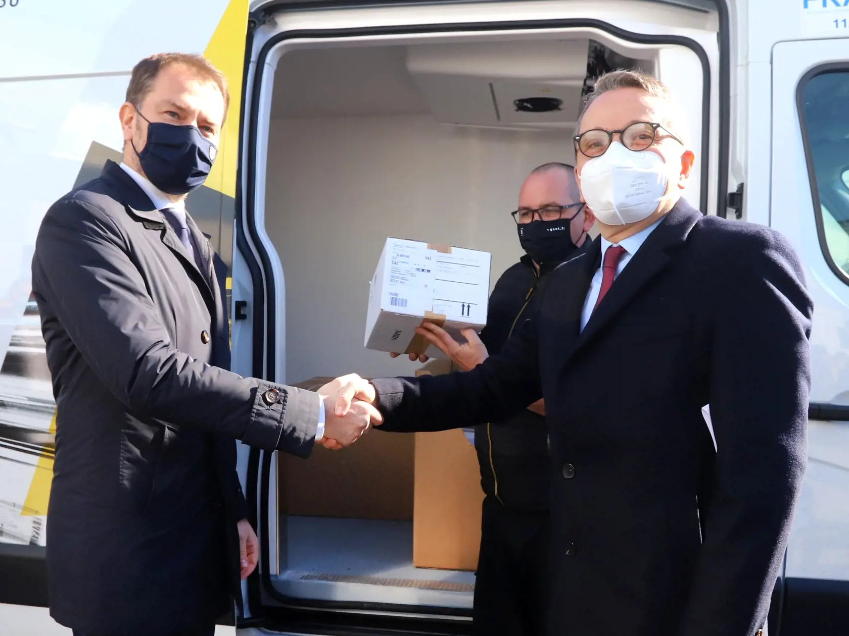 Igor Matovič v Bojniciach prijíma dar 15.000 dávok vakcíny proti COVID-19 od Francúzska.
