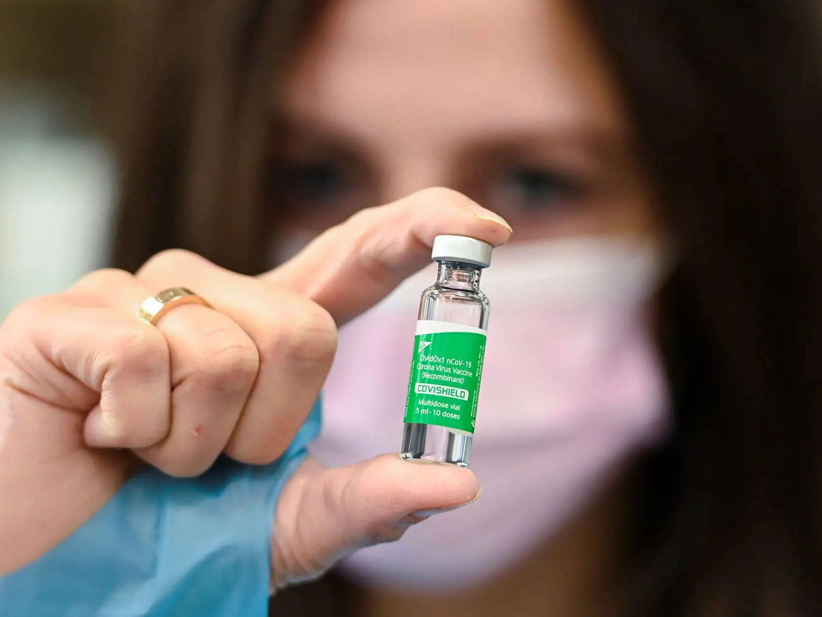 ampulka s vakcínou AstraZeneca