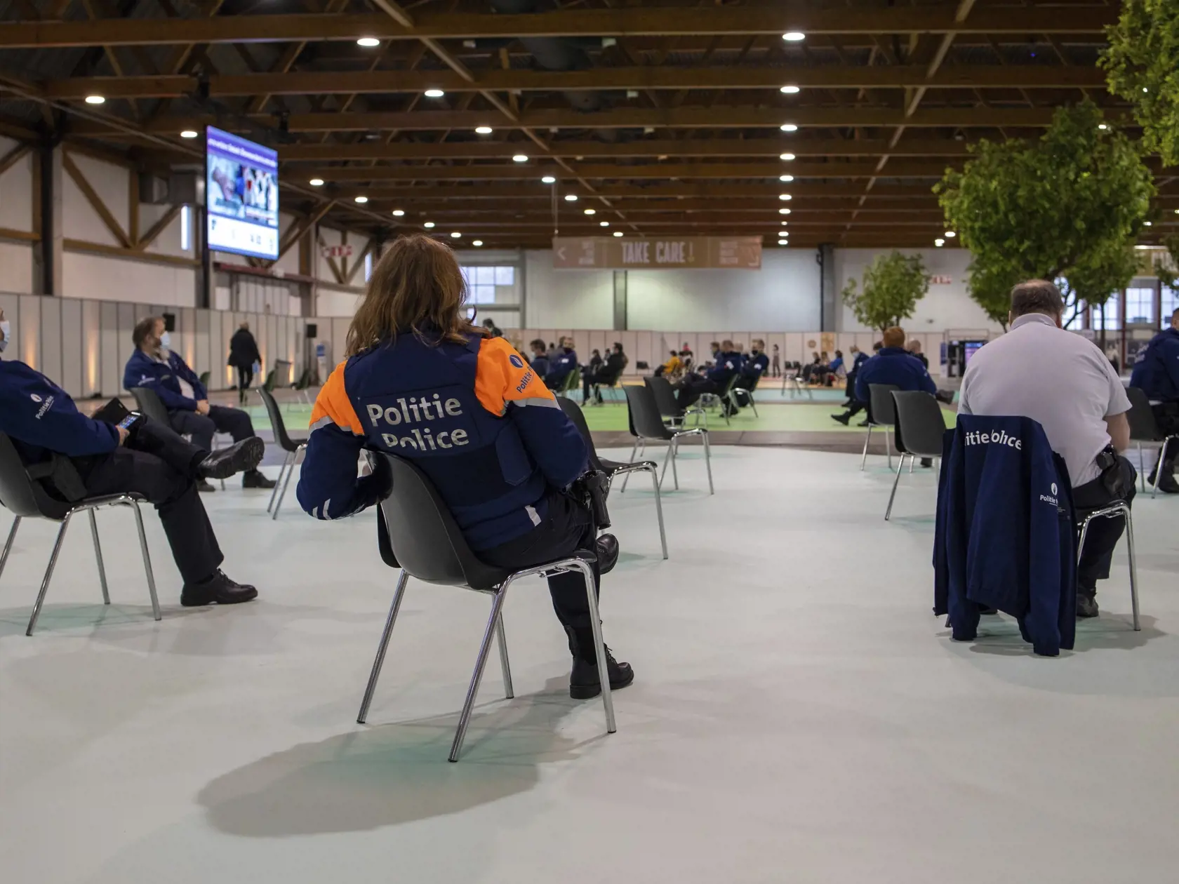 JB 31 Brusel - Policajti a ďalší sedia v čakacej zóne počas očkovania proti ochoreniu COVID-19 vakcínou od spoločnosti AstraZeneca vo vakcinačnom centre v priestoroch výstaviska Expo center v Bruseli 4. marca 2021. Bruselské Expo je jedným z najväčších vakcinačných centier v Belgicku. FOTO TASR/AP

Police officers and others sit in a waiting zone after receiving their COVID-19 vaccine at the Brussels Expo center in Brussels, Thursday, March 4, 2021. The Expo is one of the largest vaccination cen