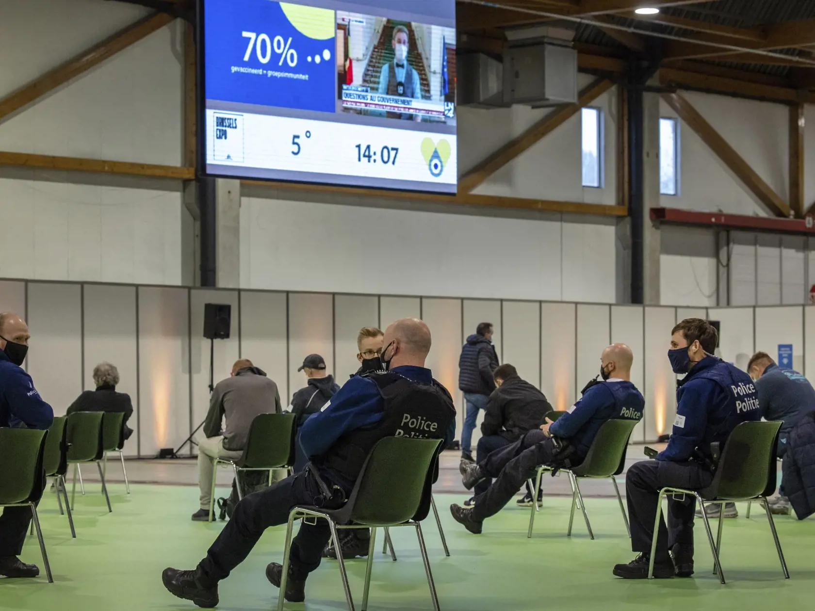 JB 30 Brusel - Policajti a ďalší sedia v čakacej zóne počas očkovania proti ochoreniu COVID-19 vakcínou od spoločnosti AstraZeneca vo vakcinačnom centre v priestoroch výstaviska Expo center v Bruseli 4. marca 2021. Bruselské Expo je jedným z najväčších vakcinačných centier v Belgicku. FOTO TASR/AP

Police officers and others sit in a waiting zone after receiving their COVID-19 vaccine at the Brussels Expo center in Brussels, Thursday, March 4, 2021. The Expo is one of the largest vaccination cen