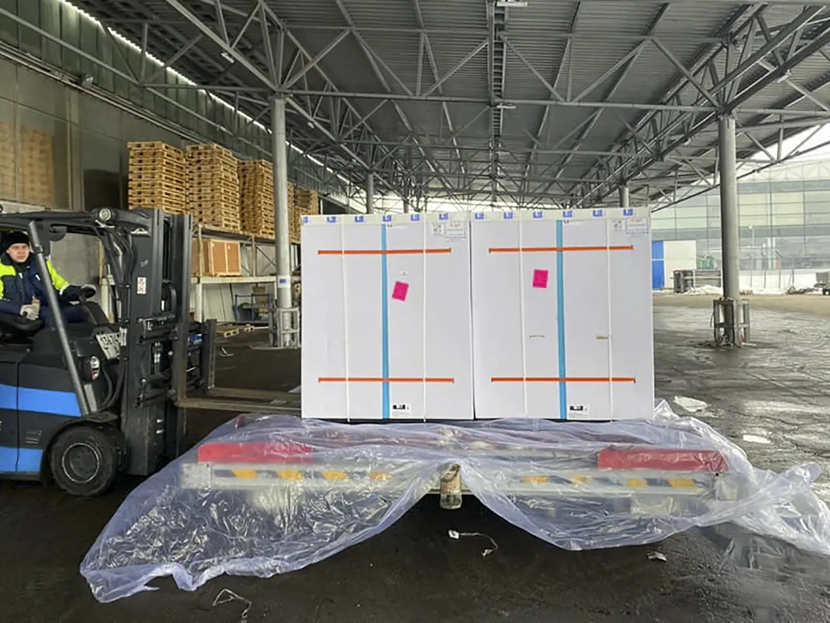 WA 42 Kyjev - Zamestnanci vykladajú 500-tisíc dávok vakcíny CoviShield proti ochoreniu COVID-19 od spoločnosti AstraZeneca na letisku v Kyjeve v utorok 23. februára 2021. Po niekoľkých omeškaniach do Ukrajiny konečne dorazila prvá zásielka vakcíny proti ochoreniu Covid-19. Krajina so 40 milónmi obyvateľov je jednou z posledných v regióne, ktorá začala očkovať svoju populáciu. FOTO TASR/AP 

In this handout photo provided by the Ukraine's health ministry press-service, workers unload a plane carr
