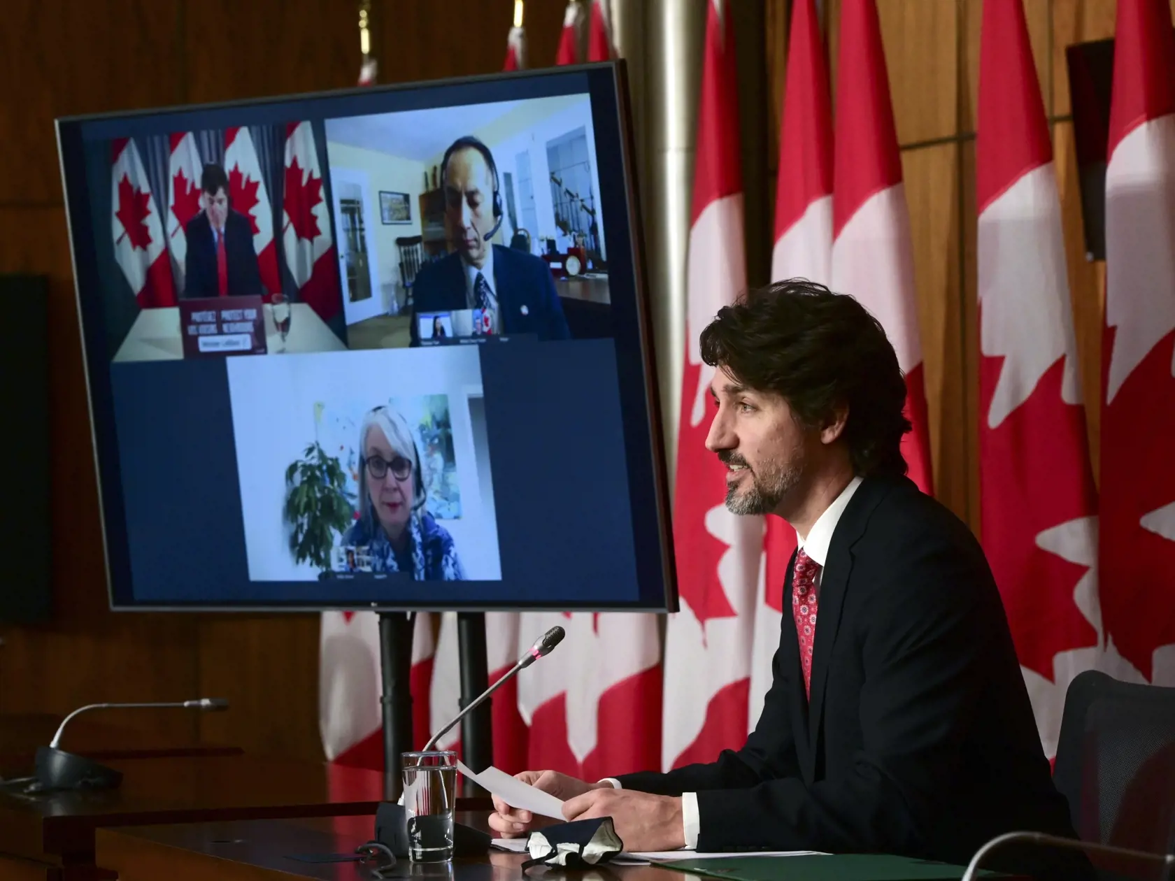 KK29 Ottawa - Kanadský premiér Justin Trudeau počas virtuálnej tlačovej konferencie s minsitrami a členmi vlády 26. februára 2021 v Ottawe. Kanadský regulačný úrad v piatok oznámil, že schválil vakcínu proti ochoreniu COVID-19 vyvinutú spoločnosťou AstraZeneca. Po očkovacích látkach od konzorcia Pfizer/BioNTech a firmy Moderna ide už o tretiu vakcínu odsúhlasenú kanadskými úradmi. FOTO TASR/AP
Canadian Prime Minister Justin Trudeau holds a press conference as he is joined virtually by ministers 