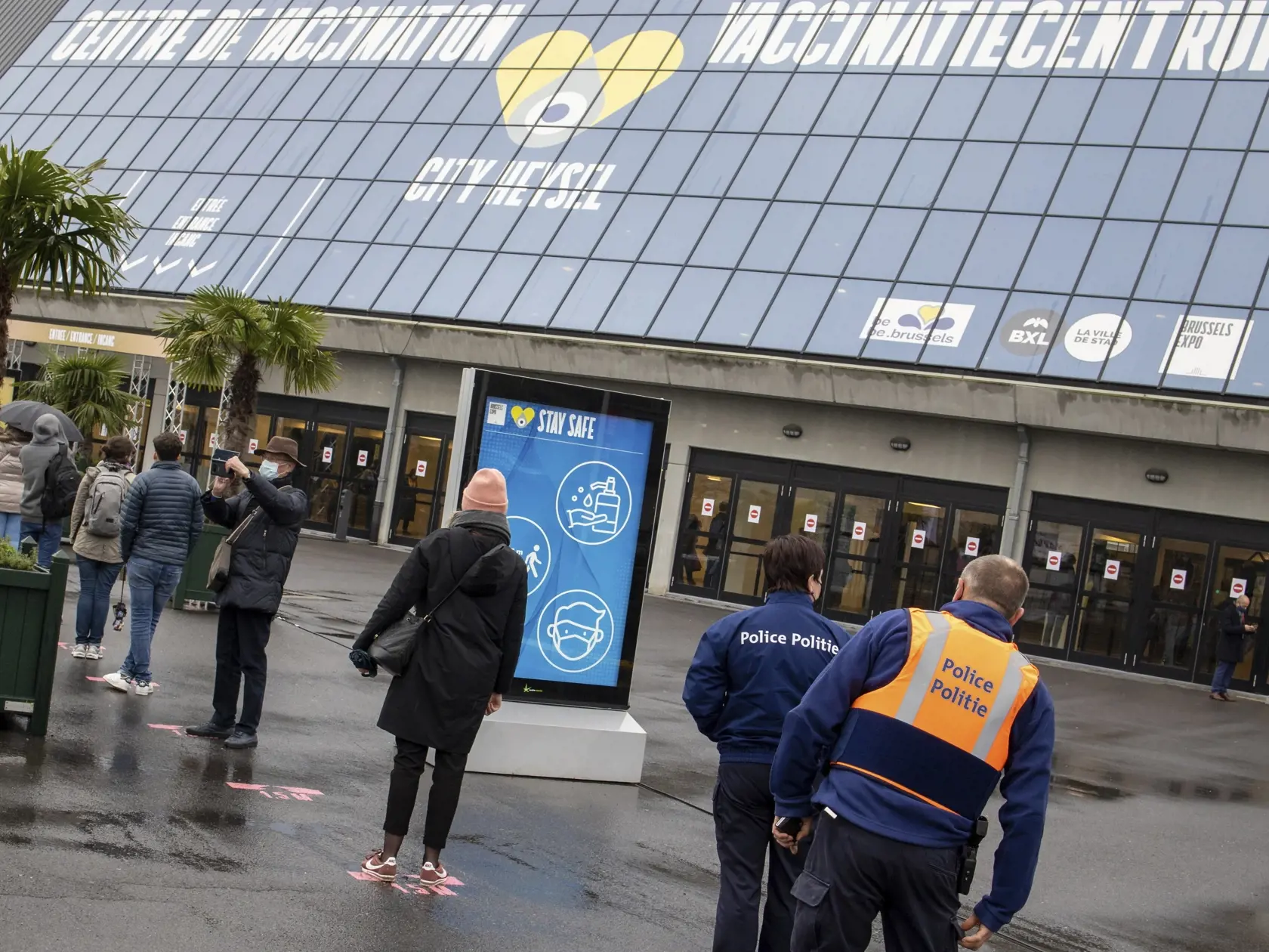 JB 34 Brusel - Policajti a ďalší čakajú v rade počas očkovania proti ochoreniu COVID-19 vakcínou od spoločnosti AstraZeneca vo vakcinačnom centre v priestoroch výstaviska Expo center v Bruseli 4. marca 2021. Bruselské Expo je jedným z najväčších vakcinačných centier v Belgicku. FOTO TASR/AP

Police officers and others wait in a line to receive their COVID-19 vaccine at the Brussels Expo center in Brussels, Thursday, March 4, 2021. The Expo is one of the largest vaccination centers in Belgium. (A