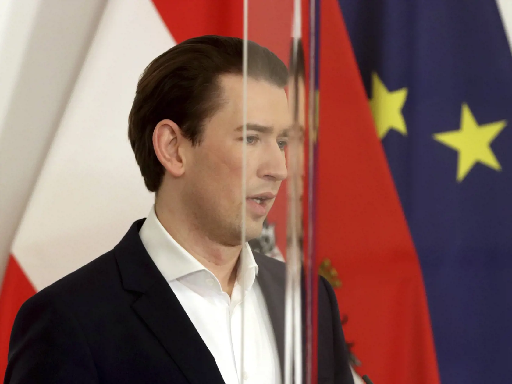 EBE 28 Viedeň - Na snímke rakúsky kancelár Sebastian Kurz počas tlačovej konferencie vo Viedni 5. marca 2021. Rakúske Národné grémium pre očkovanie (NIG) sa po piatkovom zasadnutí vyslovilo za používanie vakcíny od AstraZenecy bez vekového limitu, a to pre rizikové a vysoko rizikové skupiny obyvateľstva. FOTO TASR/AP
Austrian Chancellor Sebastian Kurz speaks behind plexiglass shields during a press conference at the federal chancellery in Vienna, Austria, Friday, March 5, 2021. Austrian Chancell