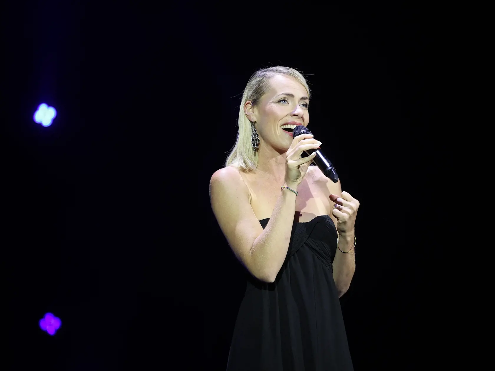 Mirka Partlová na záver zaspievala pesničku "Budem tu s vami" od Mariky Gombitovej.