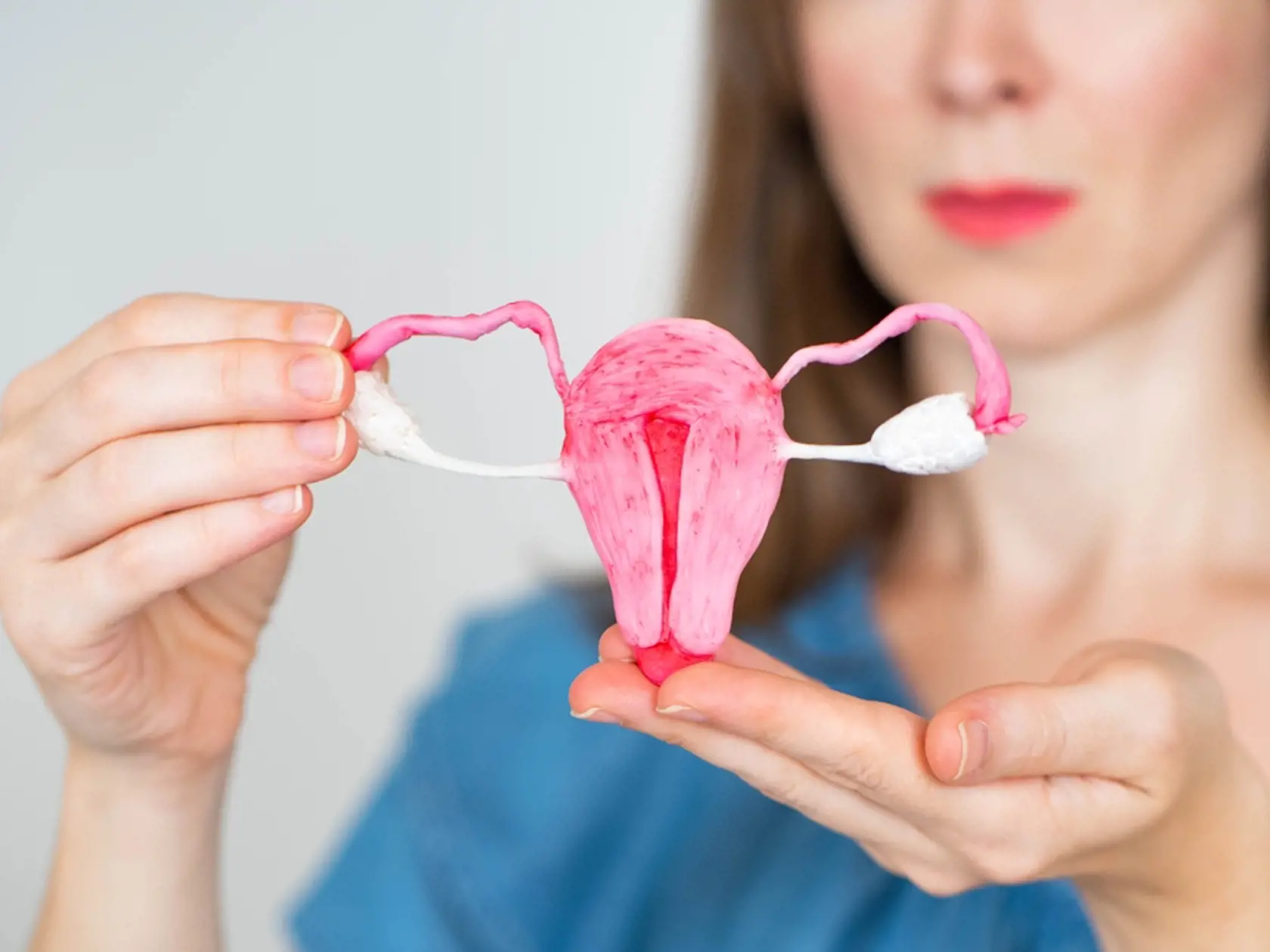 V päťdesiatke si žena prechádza najväčšími zmenami. Tvorba estrogénu neustále klesá, čo spôsobuje problém s tvorbou vaginálneho sekrétu a môžu sa objaviť problémy v milostnom živote.