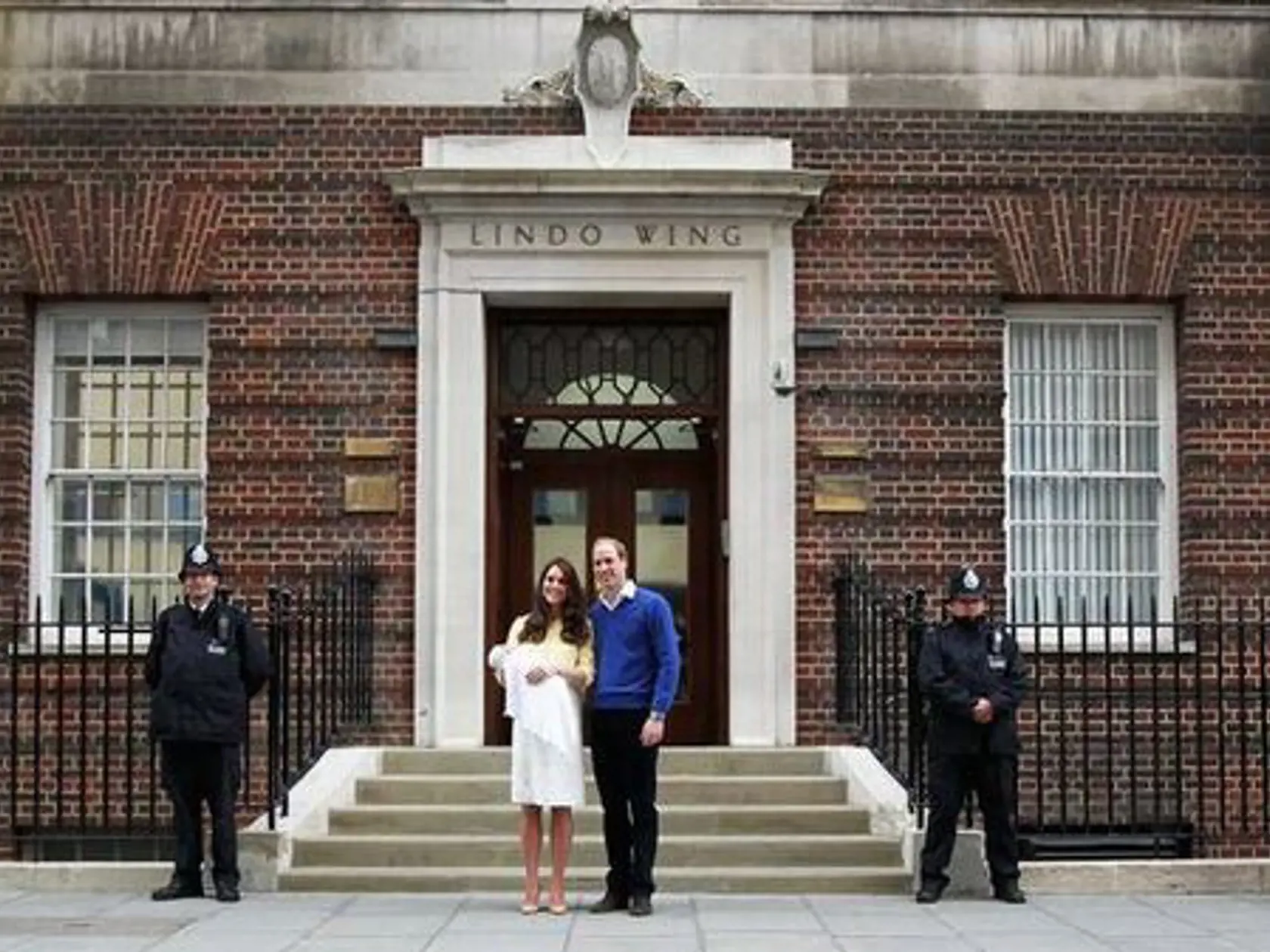 Trikrát vychádzali Kate a William z nemocnice so svojím potomkom. Už sú všetci traja aj pokrstení.