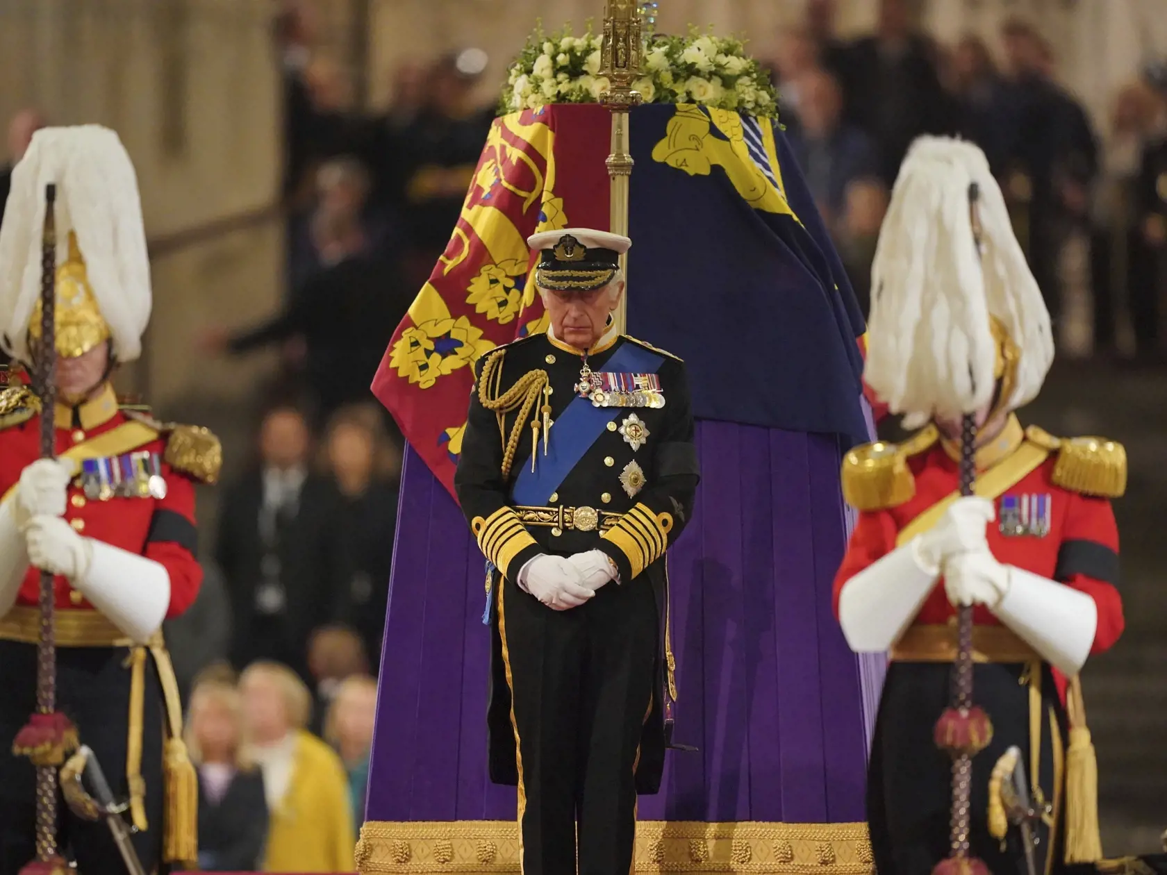 Potomok zosnulej britskej kráľovnej Alžbety II. - britský kráľ Karol III. - stojí pri rakve panovníčky počas večernej vigílie vo Westminsterskej sále v Londýne v piatok 16. septembra 2022.
