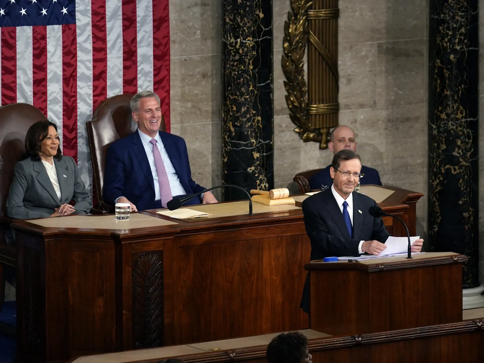 JB 35 Washington - Izraelský prezident Jicchak Herzog počas jeho prejavu v americkom Kongrese  vo Washingtone 19. júla 2023. Hore vľavo americká viceprezidentka Kamala Harrisová a hore vpravo predseda Snemovne reprezentantov USA Kevin McCarthy. FOTO TASR/AP

Israeli President Isaac Herzog speaks to a joint session of Congress, Wednesday, July 19, 2023, at the Capitol in Washington, as Vice President Kamala Harris and House Speaker Kevin McCarthy of Calif., look on.(AP Photo/Stephanie Scarbrough)