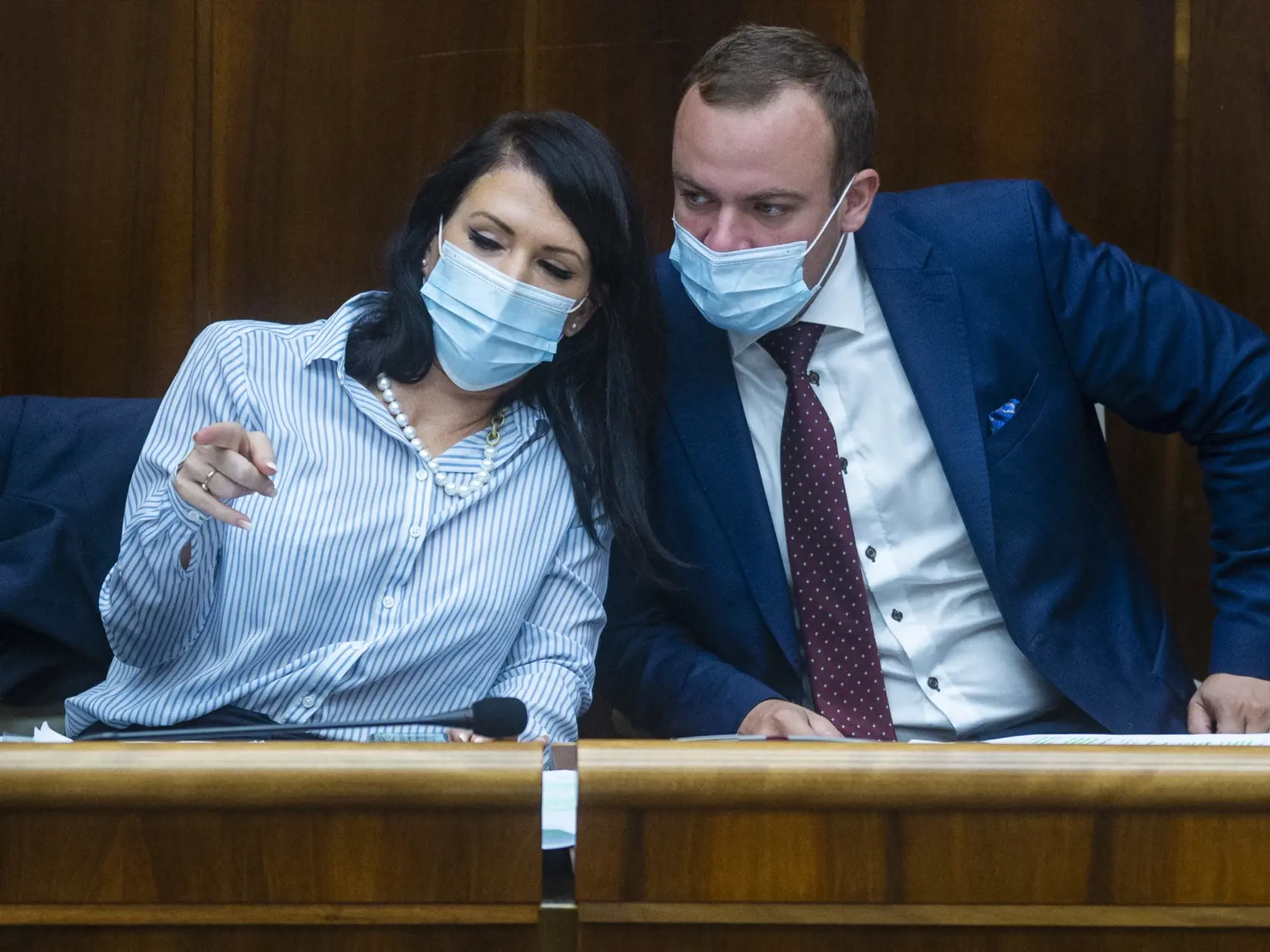 Na snímke zľava poslankyňa NR SR a šéfka zdravotníckeho parlamentného výboru Jana Bittó Cigániková a poslanec NR SR Miroslav Žiak (obaja SaS) počas rokovania 12. schôdze parlamentu v utorok 29. septembra 2020 v Bratislave. FOTO TASR - Jakub Kotian