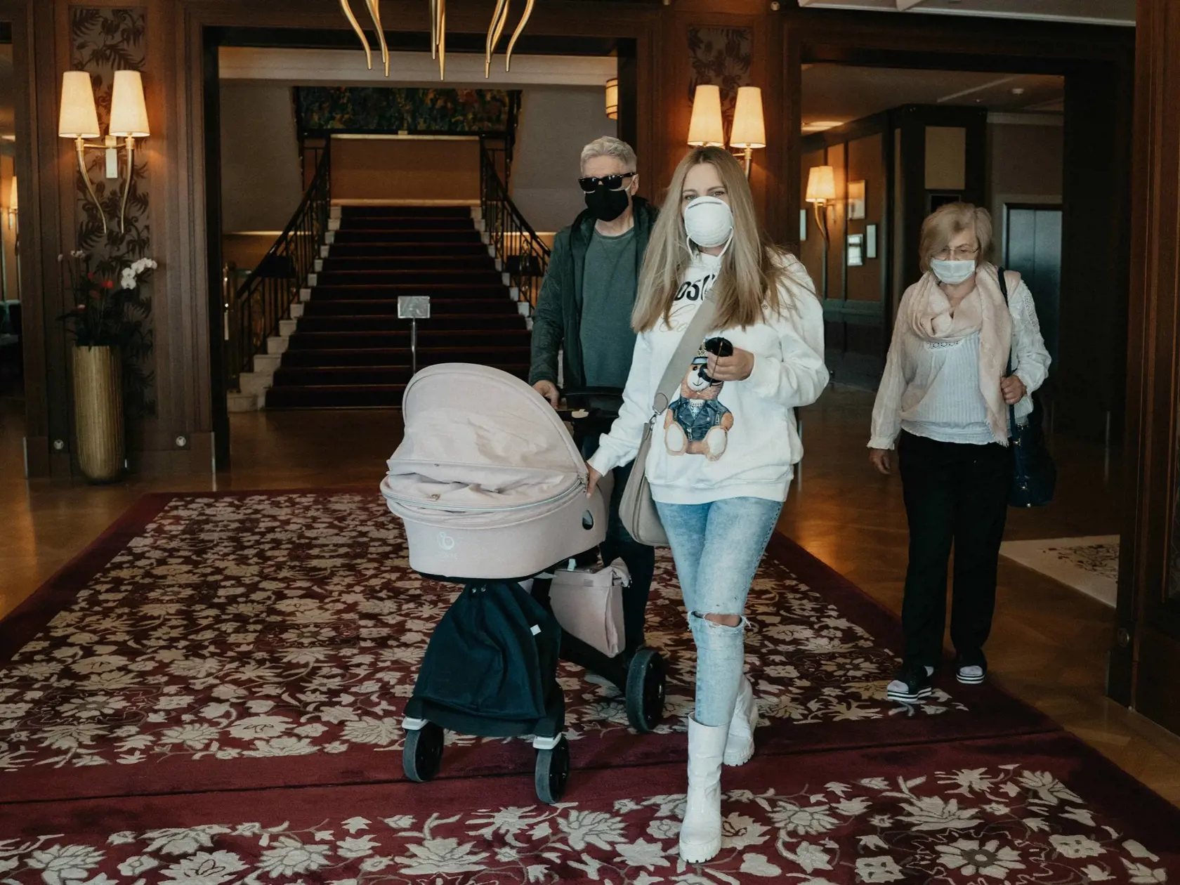 BABKA POMÁHA Spoločnosť trojici robila Erikina mama, ktorá je pôvodným povolaním zdravotná sestra.