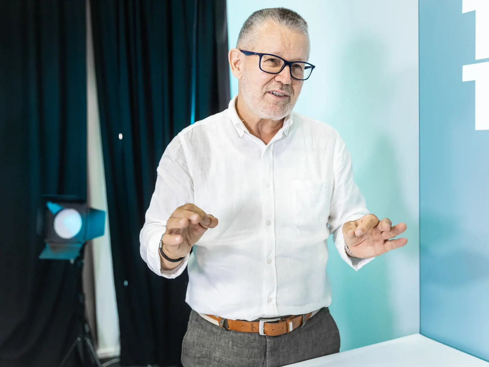 Diskusná relácia "Teraz Takto", ktorej hosťom bol Gábor Zászlós. Obáva sa, že mnohí politici sú v politike len pre seba.