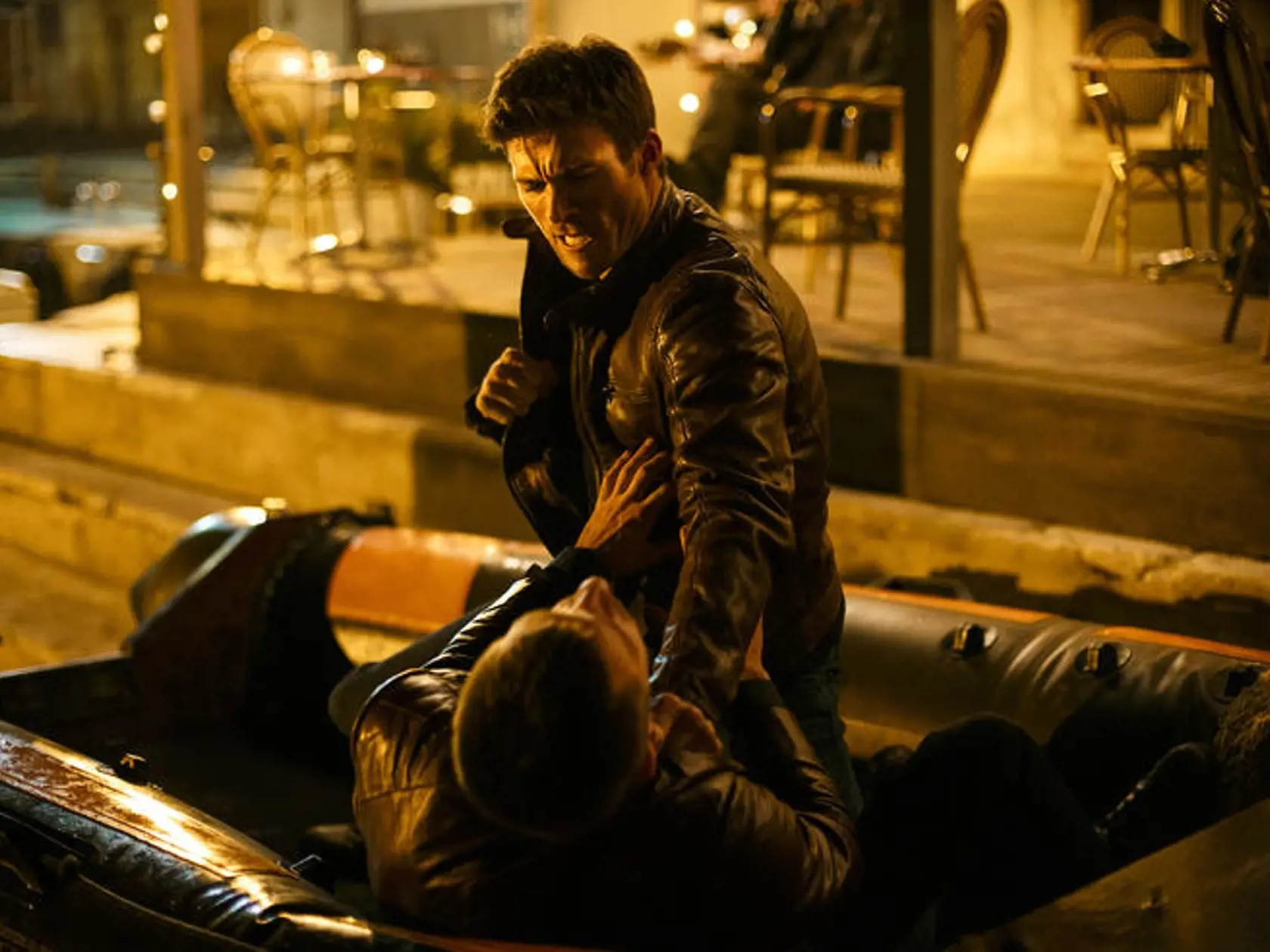 Scott Eastwood má legendárneho otca Clinta Eastwooda. Dostáva úlohy vo filmoch, no na talent svojho otca sa zatiaľ nechytá.