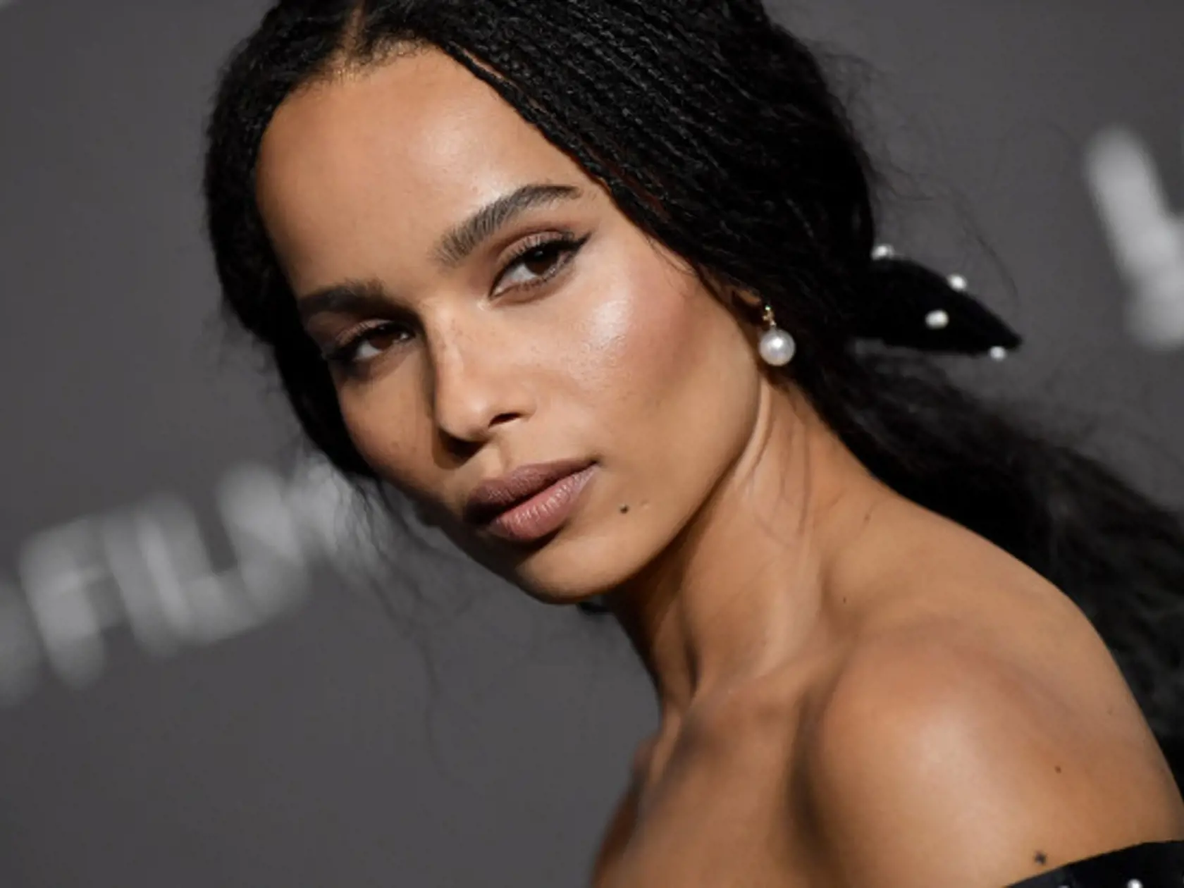Zoë Kravitz je dcérou Lennyho Kravitza a Lis Bonet. Hrala vo viacerých úspešných filmoch, ale seriál Big little lies ju vystrelil celkom hore.