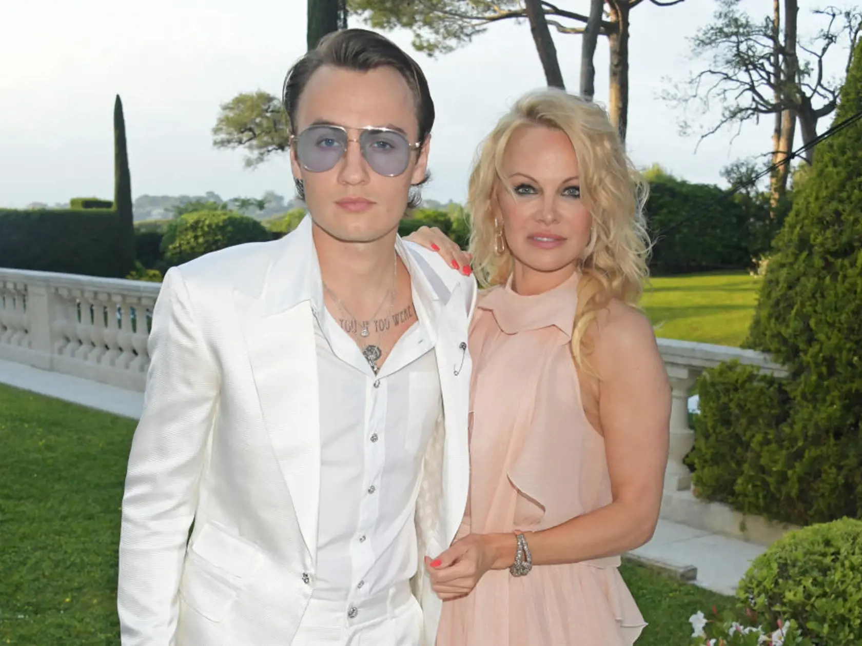 Brandon Thomas Lee - syn Pamely Anderson je momentálne súčasťou reality šou, hral vo filme z produkcie Netflix a už má zmluvu na nový seriál.